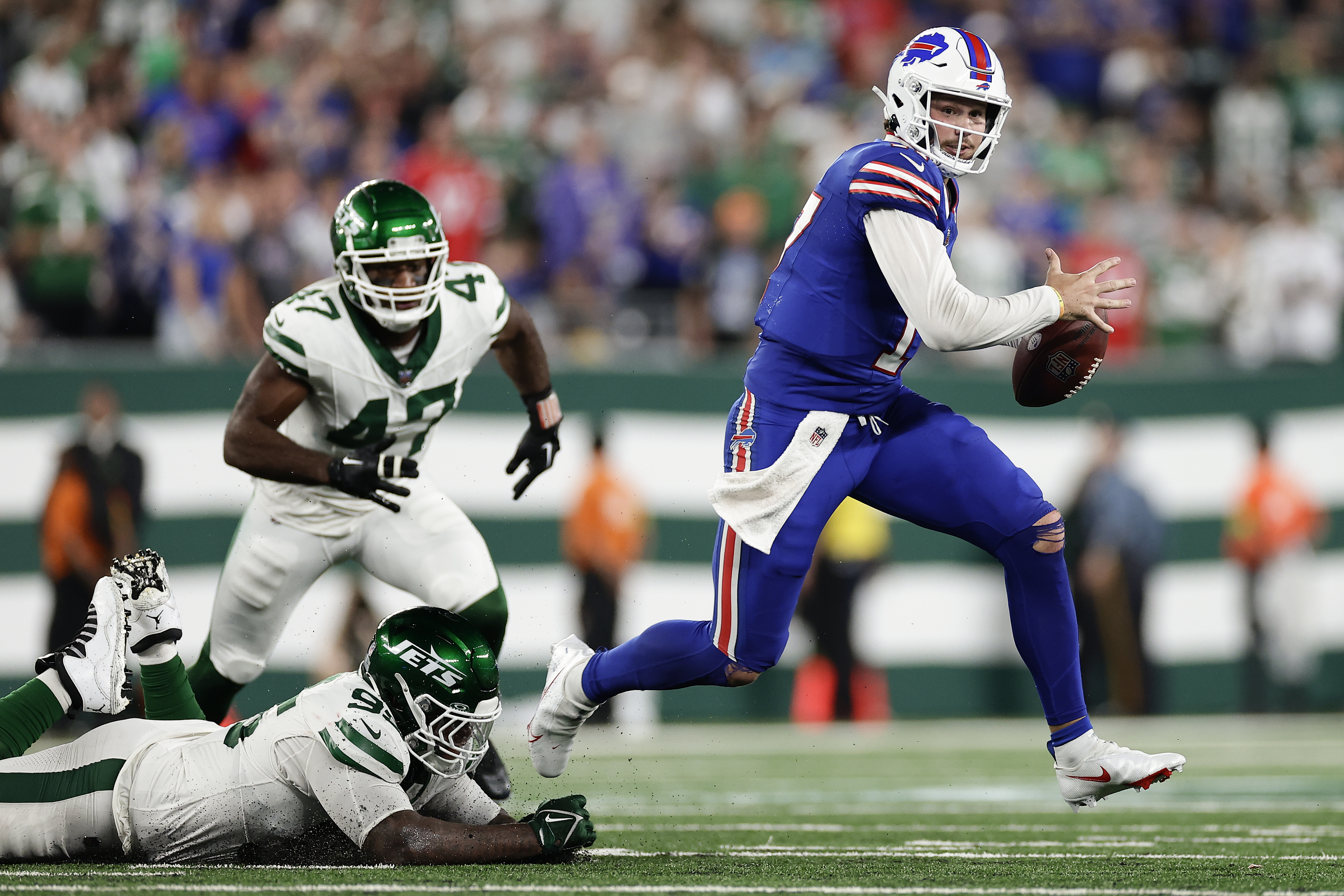 Josh Allen lanza pase de anotación y corre para otro, Bills