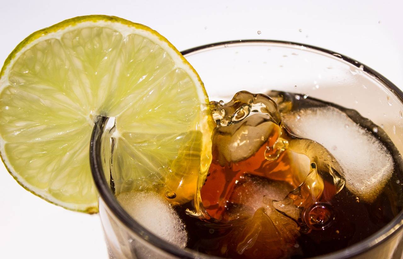 ¿Qué efecto hace la Coca Cola con limón