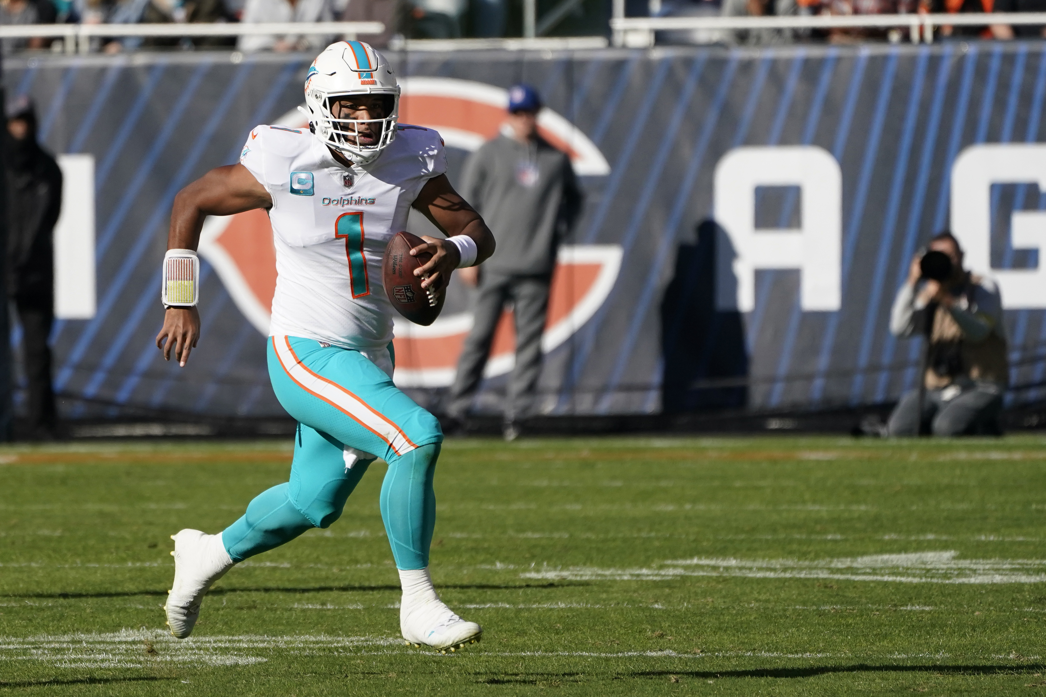 Tua Tagovailoa, de los Dolphins de Miami, sale del campo en