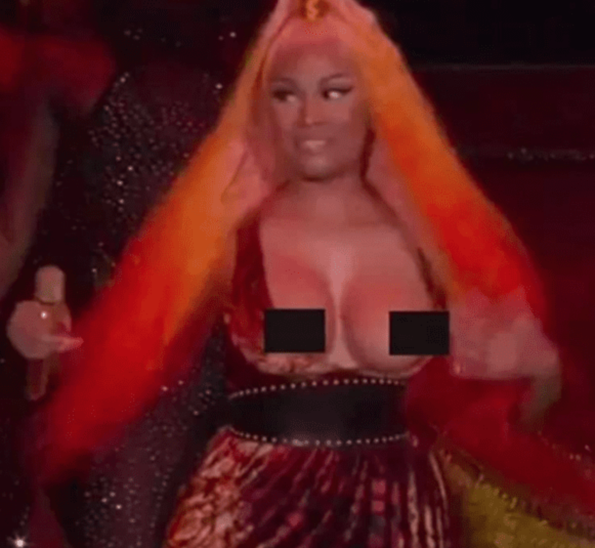 Nicki Minaj sufre accidente y muestra los senos en pleno concierto