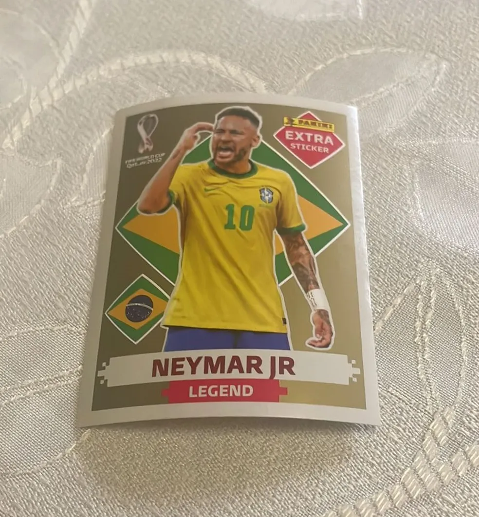 Santa-cruzenses encontram figurinha rara do Neymar