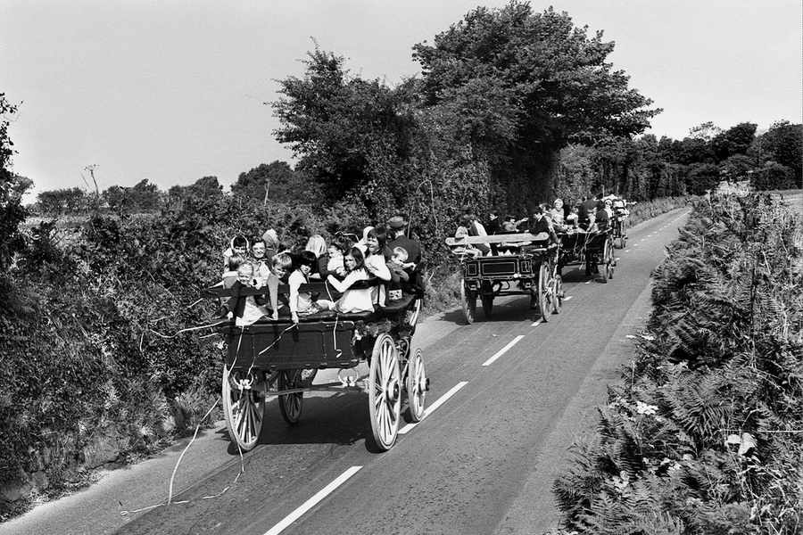 Children enjoy Sunday School outings by horse and carriage in 1972