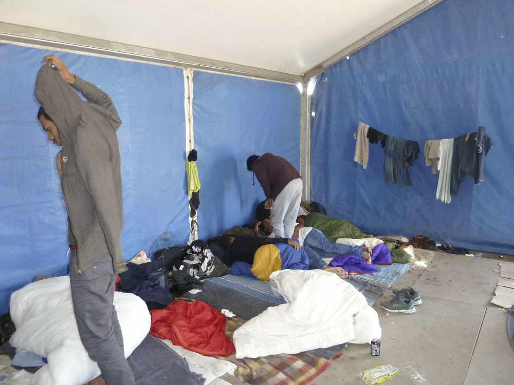 Kuwaiti men try to sleep in a shared tent