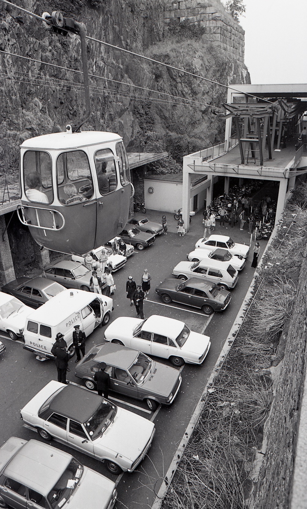 On 18 September 1980 the cable cars which ran from Snow Hill to Fort Regent became stuck for 45 minutes (29486559)