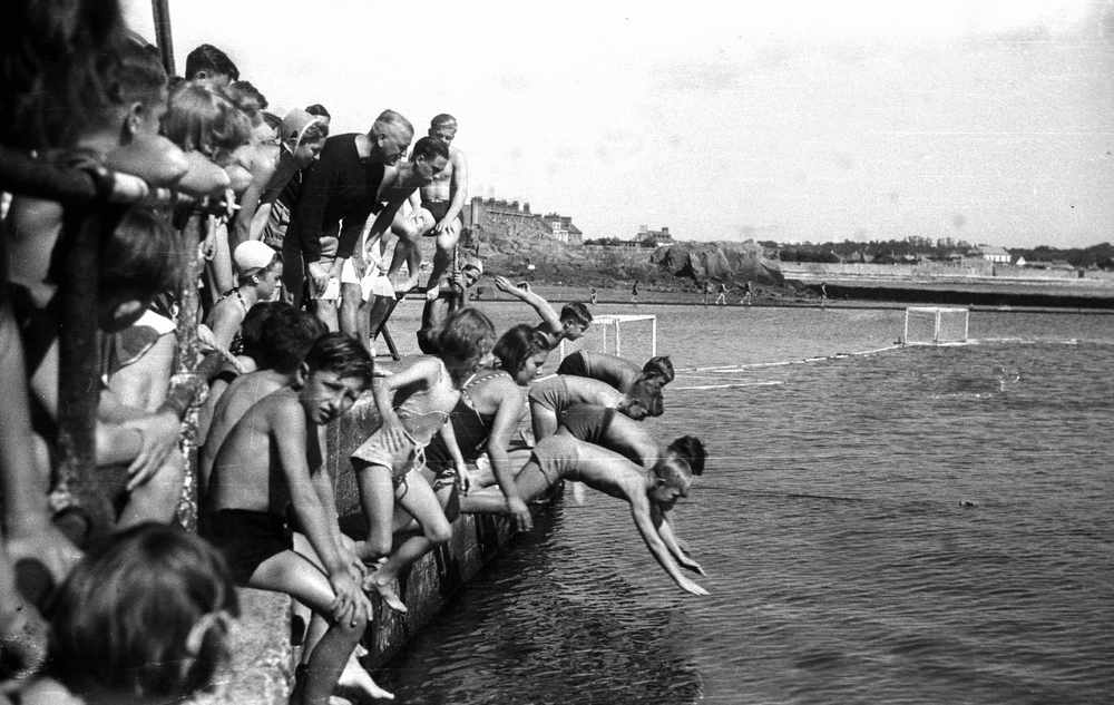 Young swimmers at Havre des Pas pool in 1945