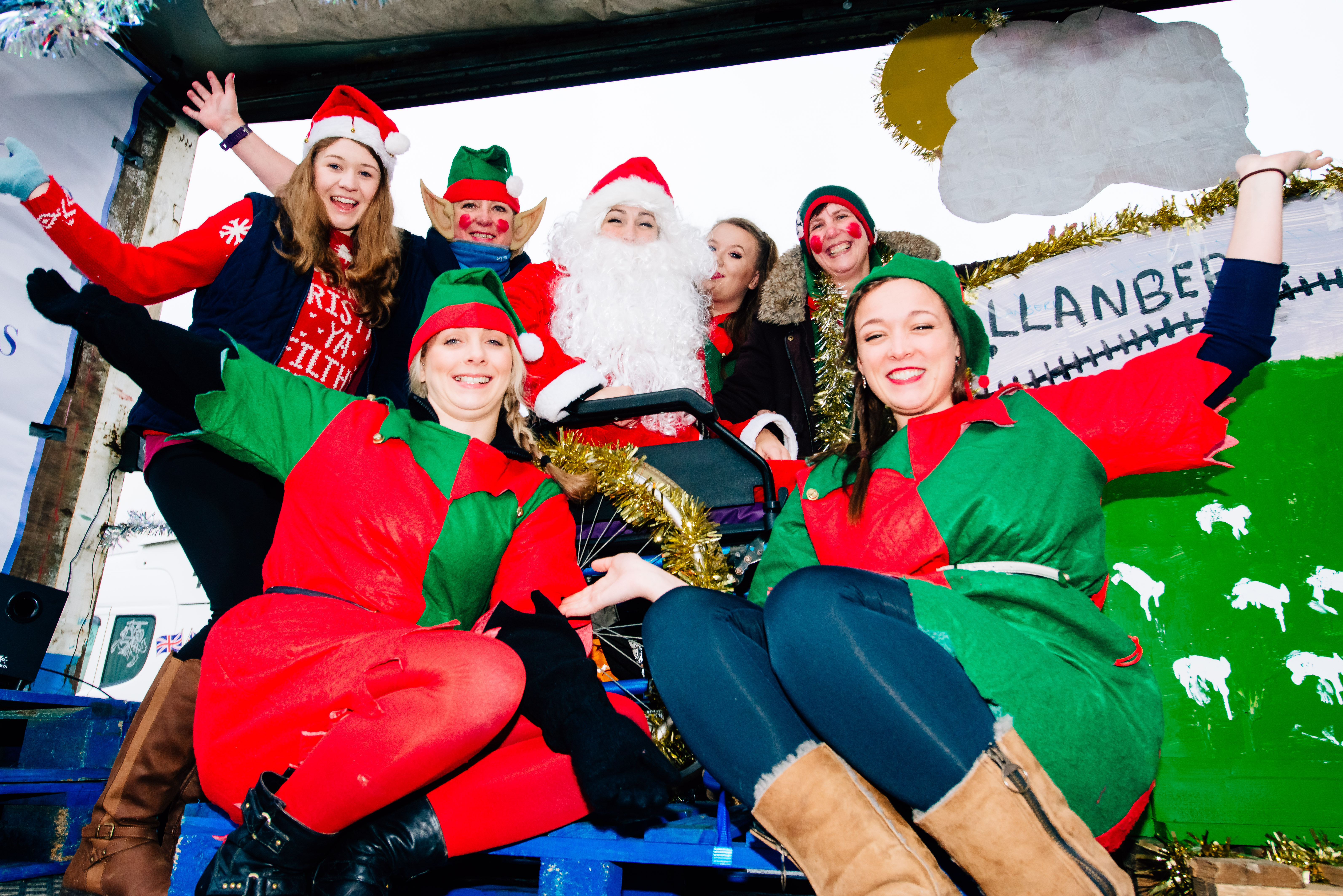 christmas parade wows oswestry crowds shropshire star