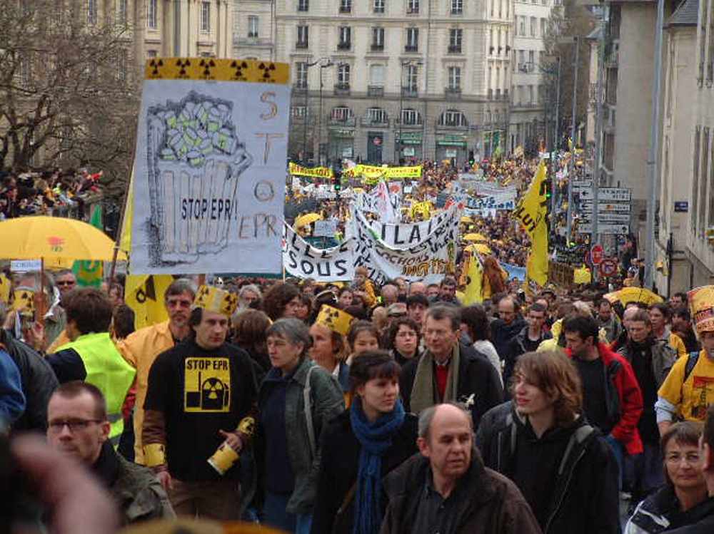 Anti-nuclear protesters object to Flamanville in Rennes, 2007