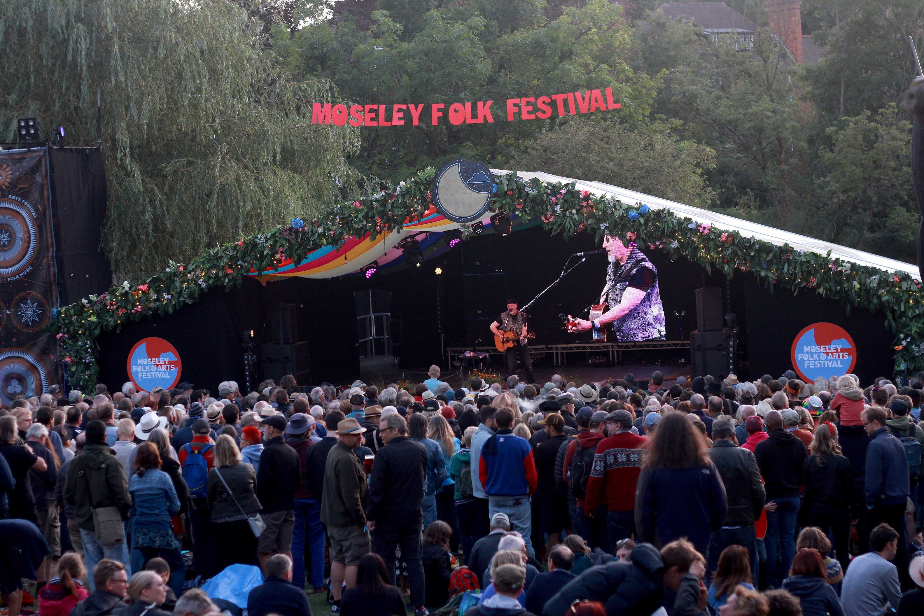 Music fans flock to Moseley Folk and Arts Festival - with pictures |  Express & Star