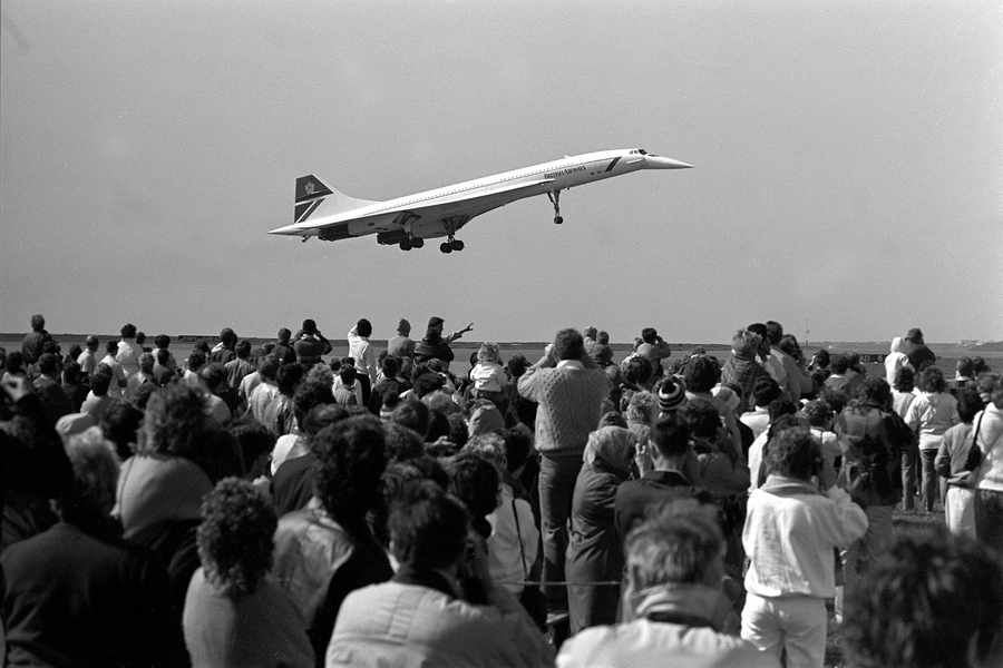 Concorde draws a crowd at Jersey Airport in 1987