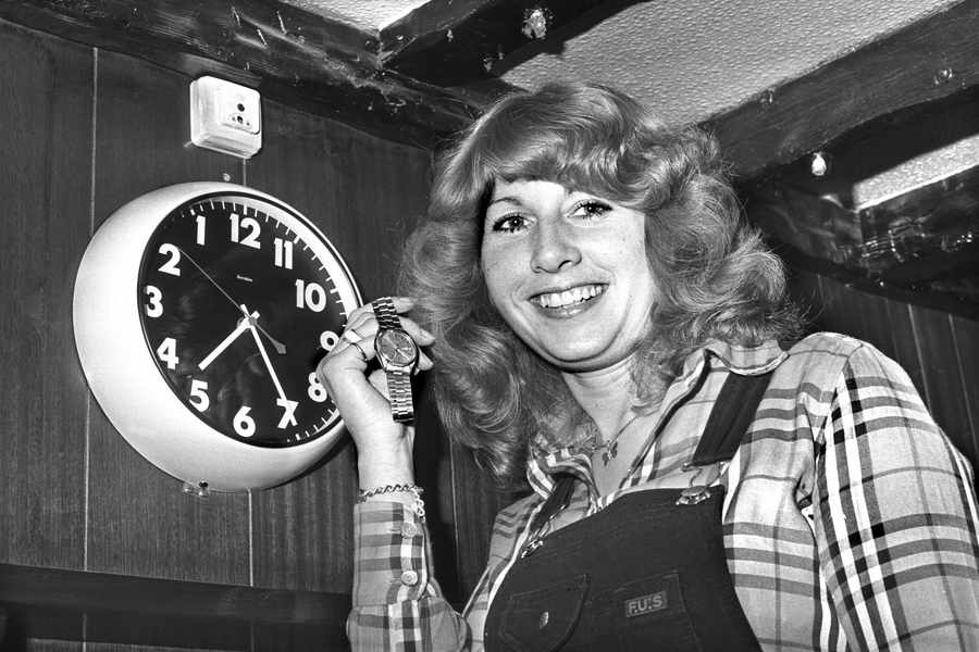 The confusing 'backwards' clock at La Folie Inn in 1980