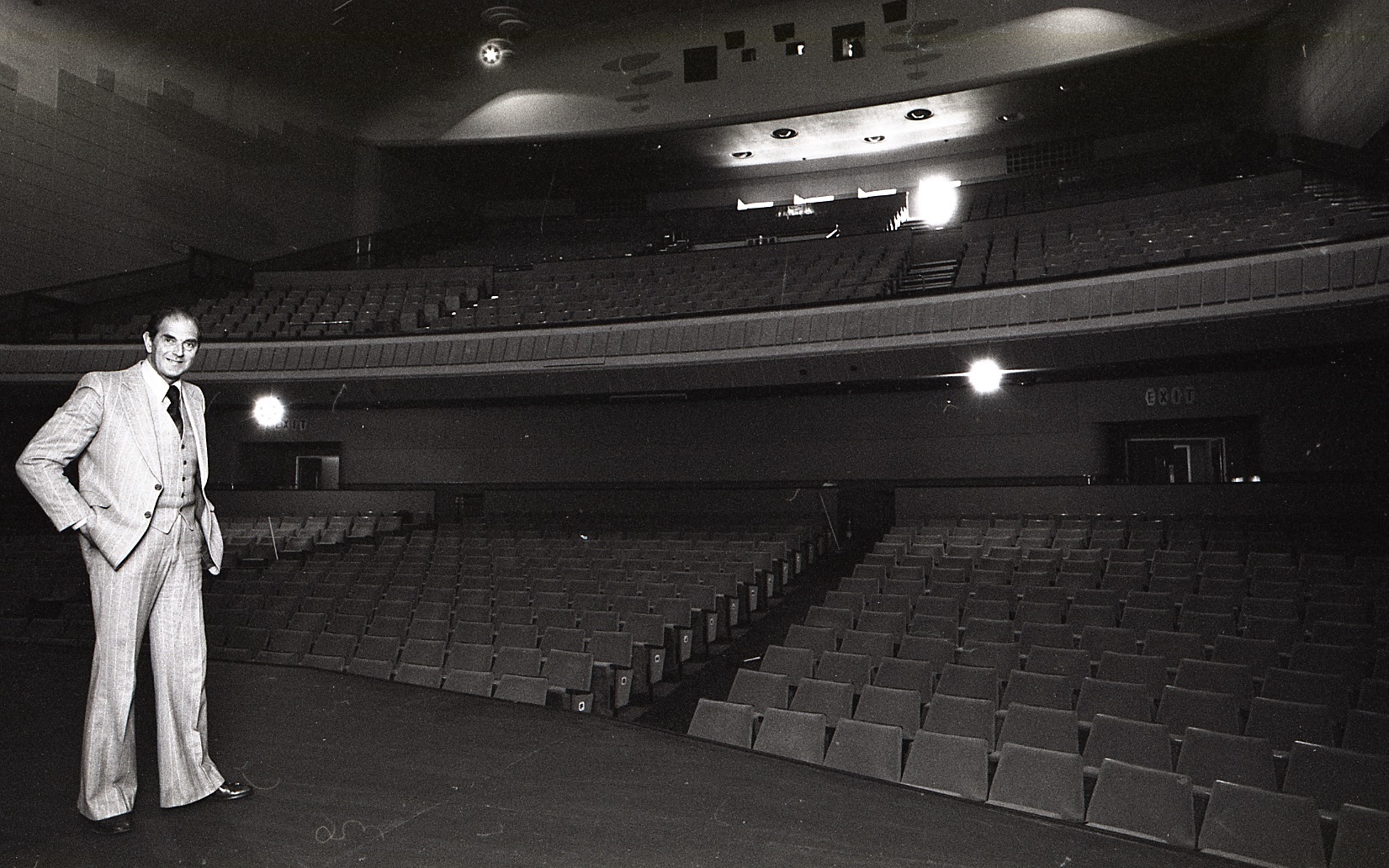 Temps Passe. Cinemas. Tony Moneypenny on the stage Odeon cinema July 1st 1980. (31907217)