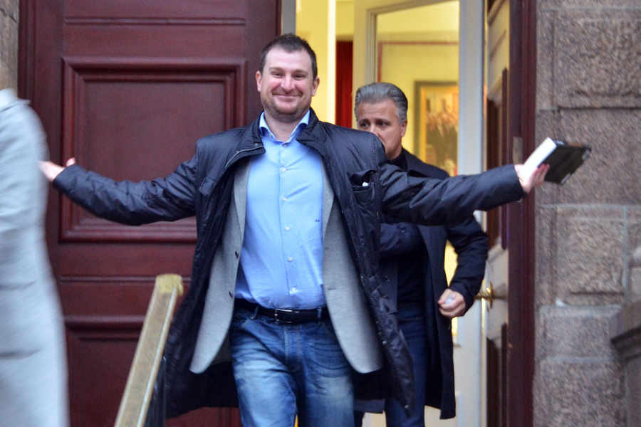 A jubilant Enrico Verga leaves court, followed by Tommaso Caruso, after being found not guilty