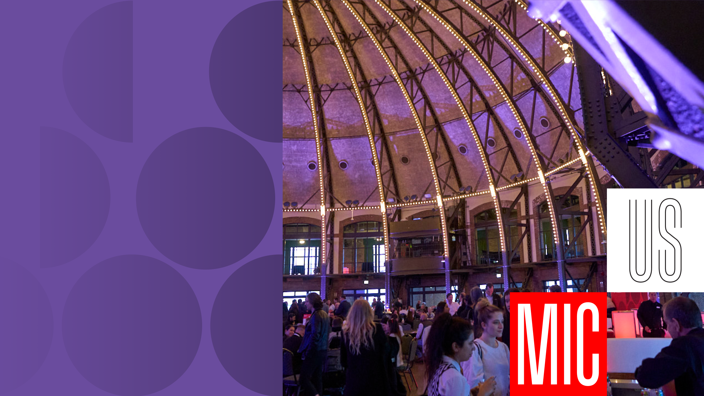 Evento al Navy Pier al chiuso con folla e soffitto ad arco; loghi MIC e US in basso a destra; grafica viola a sinistra.