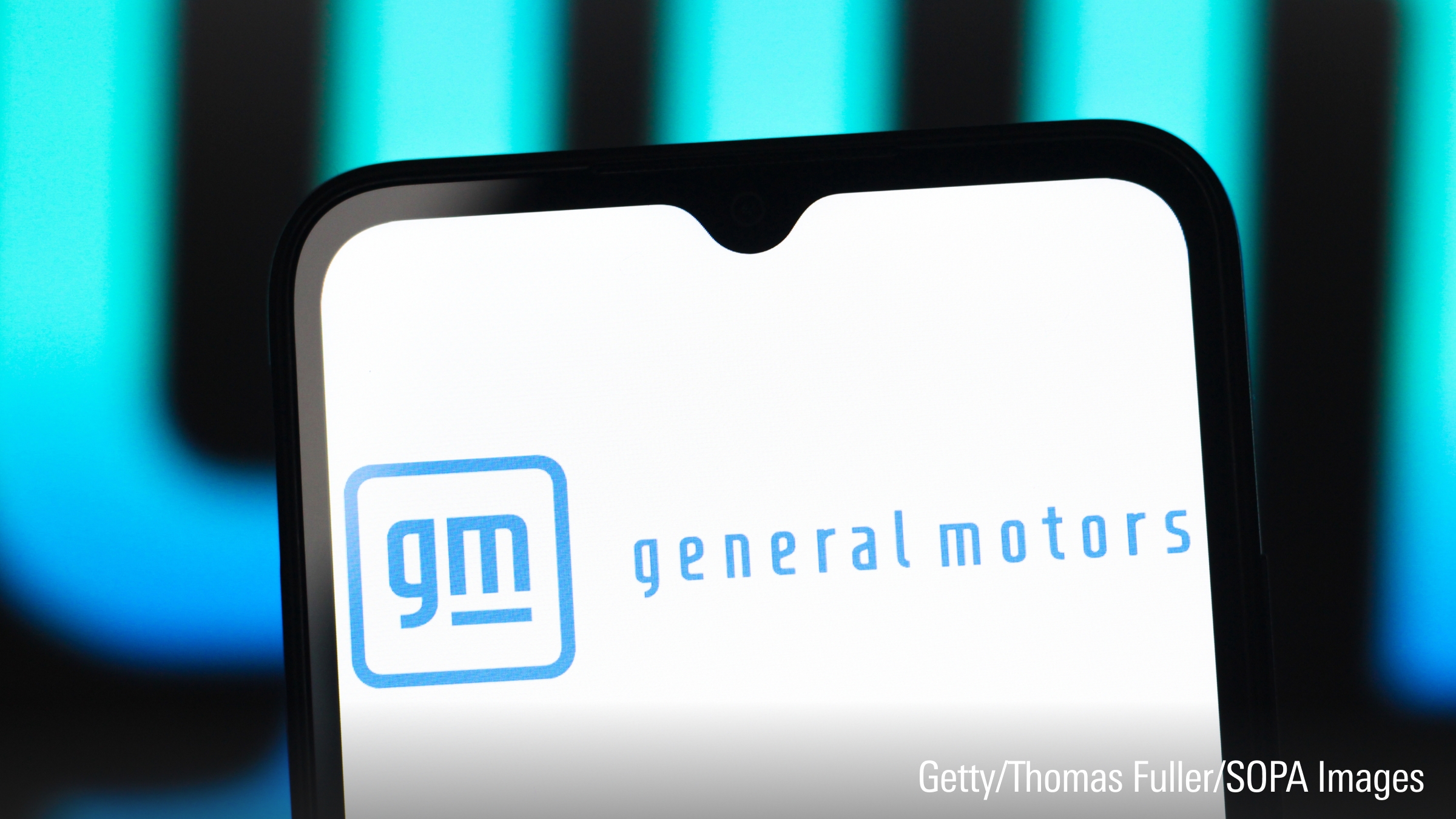 Sur cette photo d'illustration, le logo de General Motors Company (GM) est affich&eacute; sur l'&eacute;cran d'un smartphone.