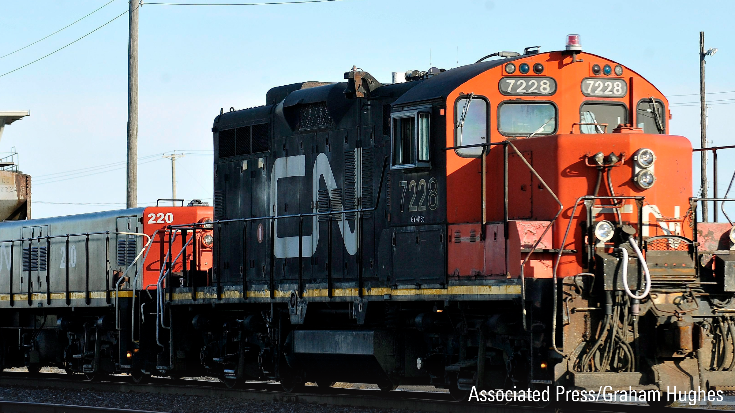 Une locomotive du CN traverse le triage Taschereau du CN à Montréal.