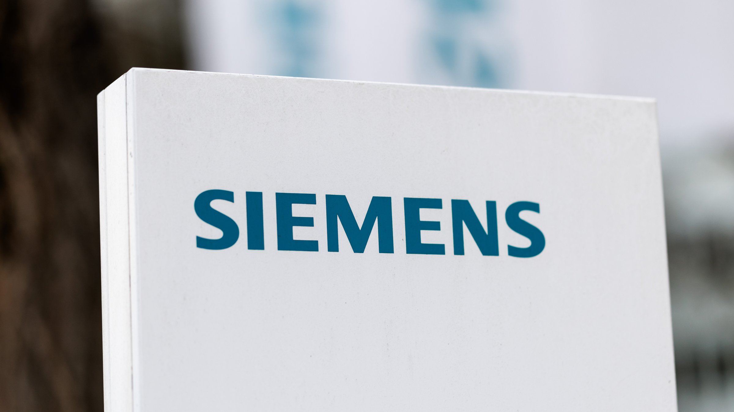 Das Siemens-Logo an der Fassade einer Niederlassung des Unternehmens in München.