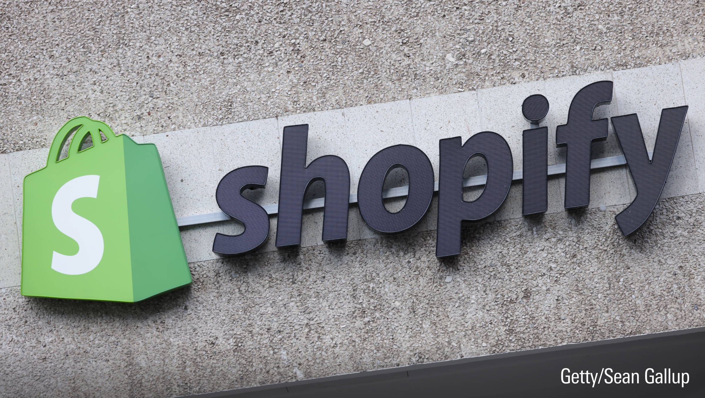Le logo de l'entreprise de commerce électronique Shopify est accroché au bâtiment.