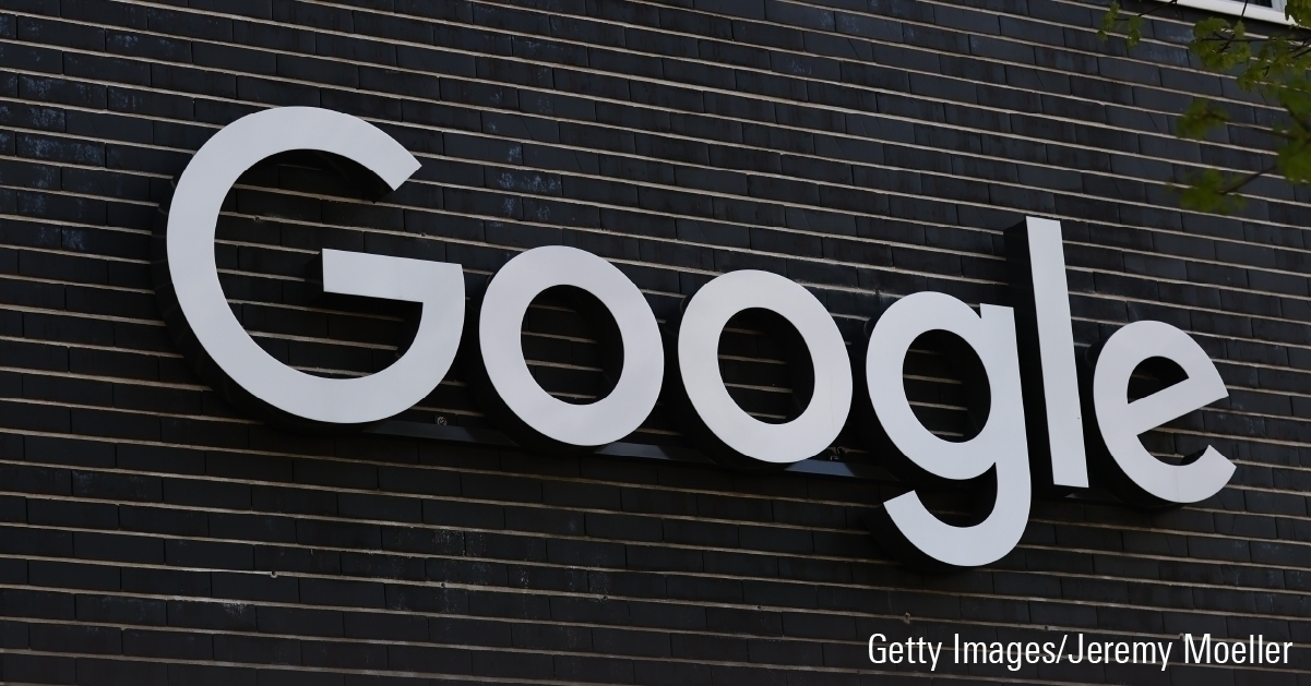 Logotipo monocromo van Google op een kaart