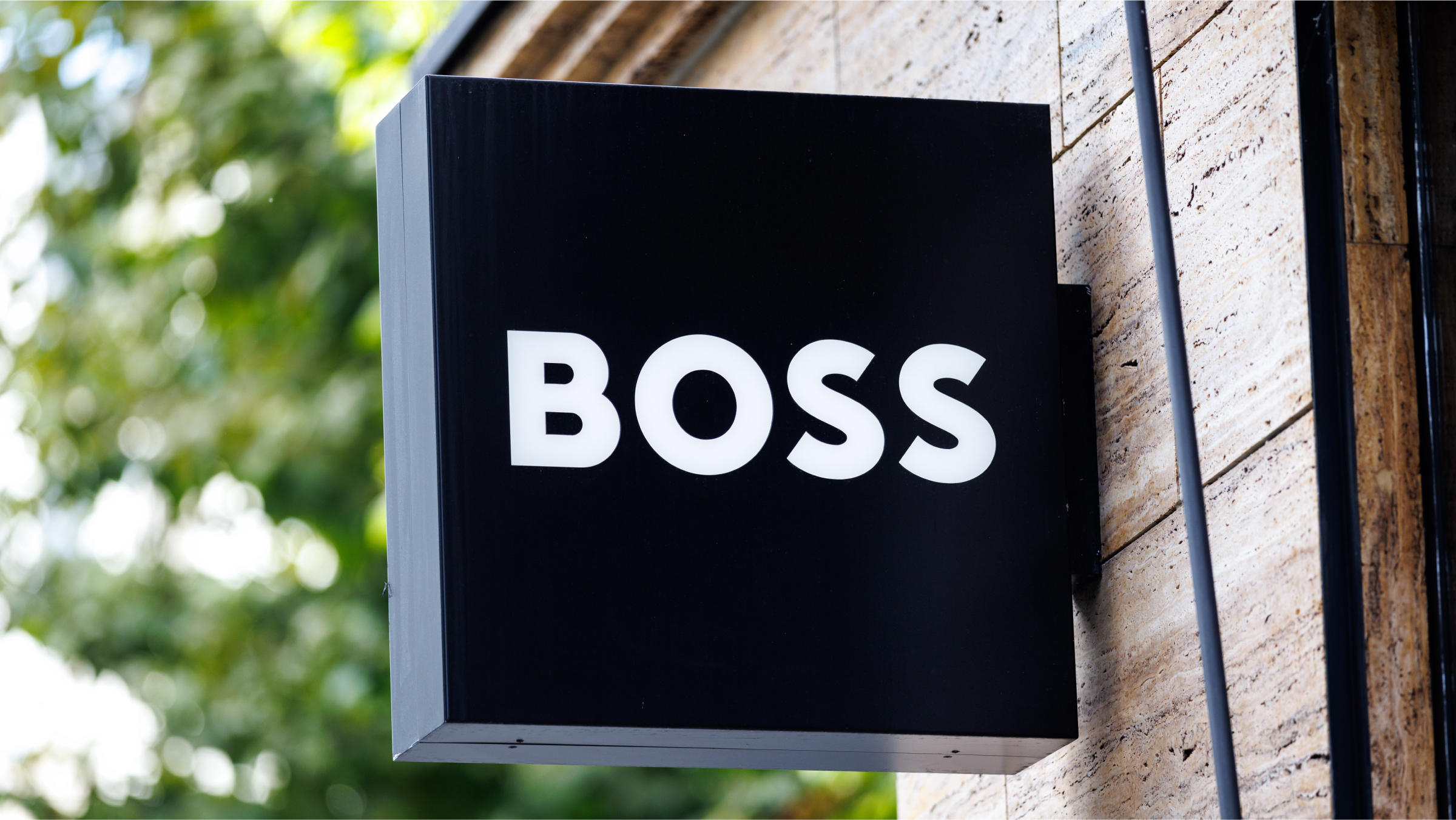 Das Logo der Hugo Boss AG an der Außenfassade des Geschäfts.