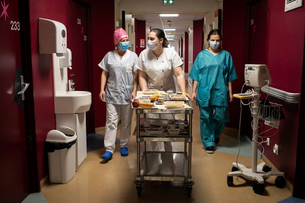 La distribution en plateaux repas des patients en chambre est gere par la societe Elior specialise en milieu hospitalier et clinique. La clinique de l&apos;Estree en Seine St Denis a du s&apos;adapter dans l&apos;urgence a l&apos;afflux des cas de patients infectes par le Covid-19. Toutes les procedures ont du etre adaptes a la crise. L&apos;amenagement de tout un etage pour accueillir les patients atteints par le Covid-19 avec notamment la creation dans l&apos;urgence d&apos;un secteur dedie a la reanimation en lieu et place d&apos;une unite de surveillance continue. Stains, FRANCE-08/04/2020