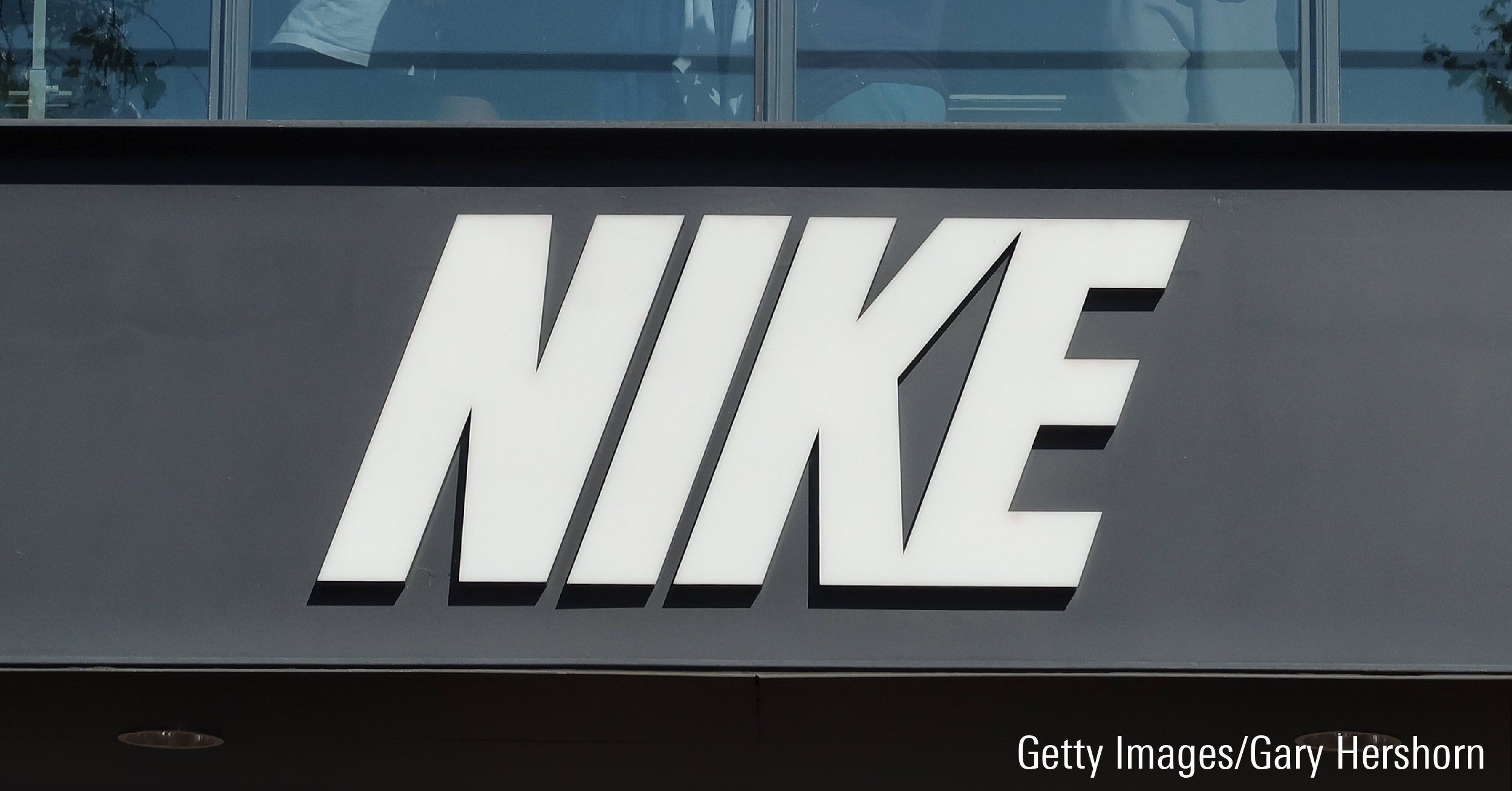 Il logo aziendale Nike è appeso sulla facciata del negozio di Los Angeles, in California.