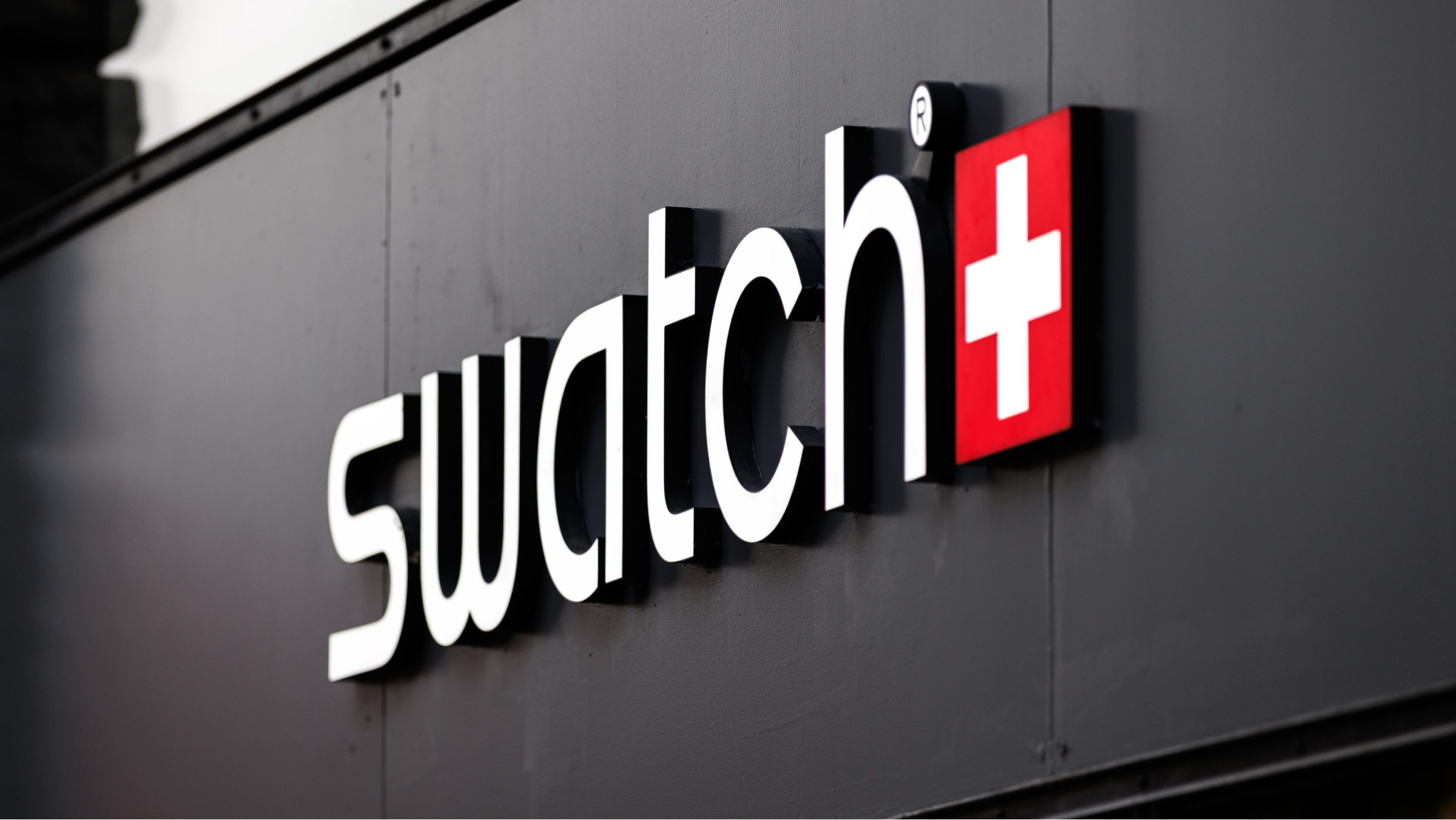 Das Swatch-Logo an einer Gebäudefassade.