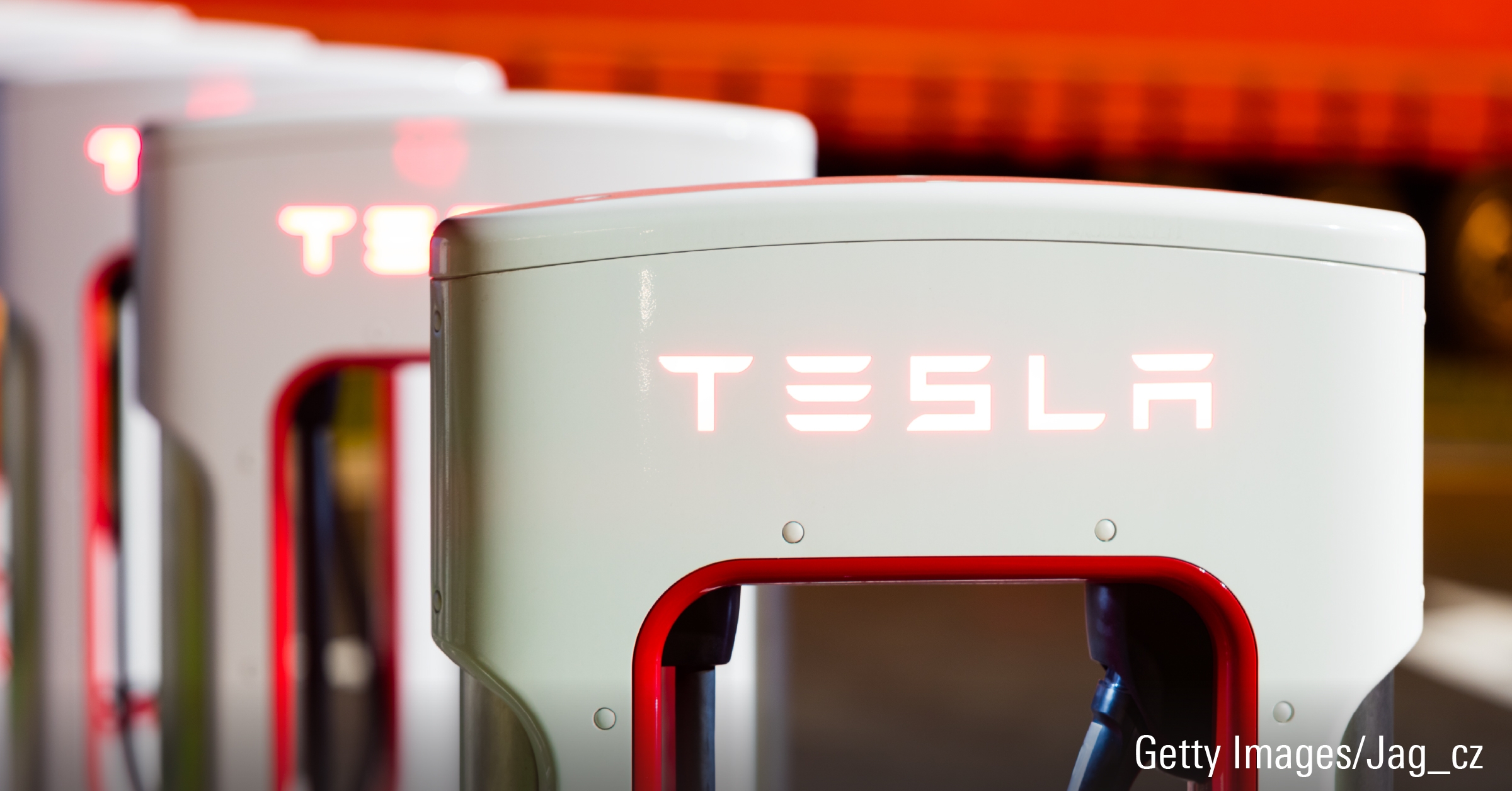 Tesla-aktiens historia före företagets resultat. Bild av en Tesla Supercharger.