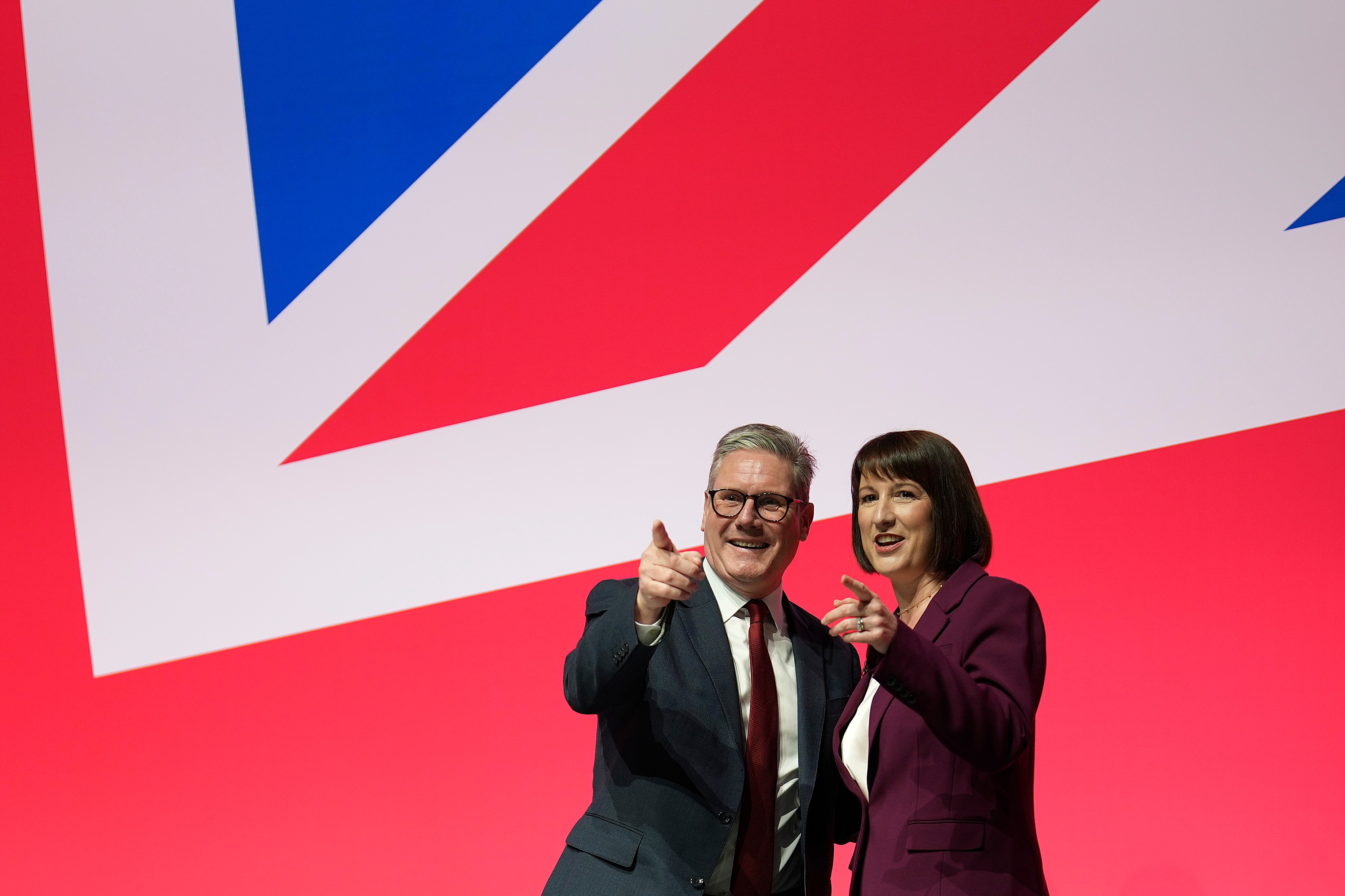 Le Premier ministre britannique Keir Starmer et la Chancelière de l'Échiquier Rachel Reeves font un geste après son discours à la conférence du Parti travailliste à Liverpool, Angleterre, lundi 23 septembre 2024.