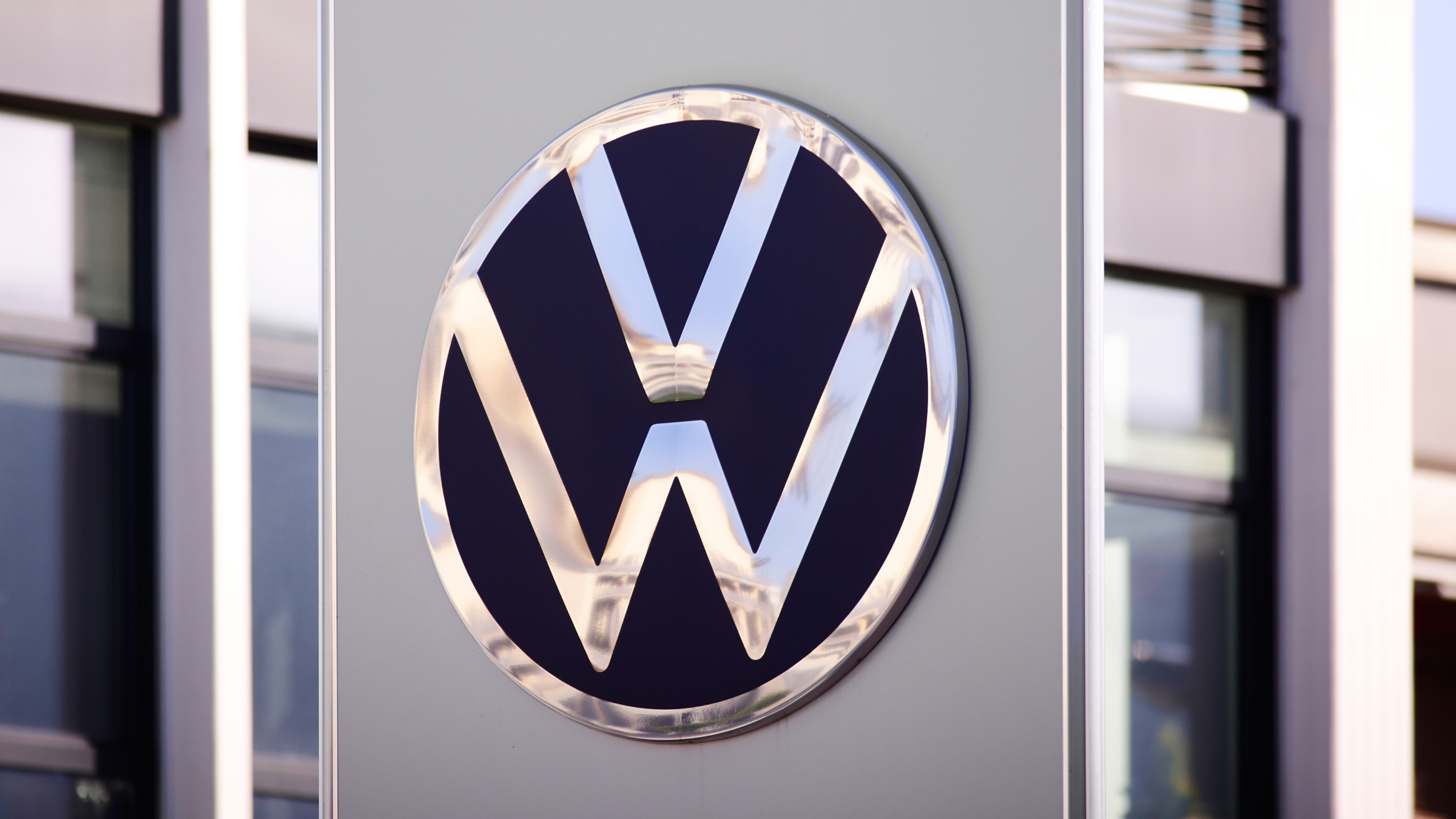 Das Volkswagen-Logo vor einer seiner Filialen.