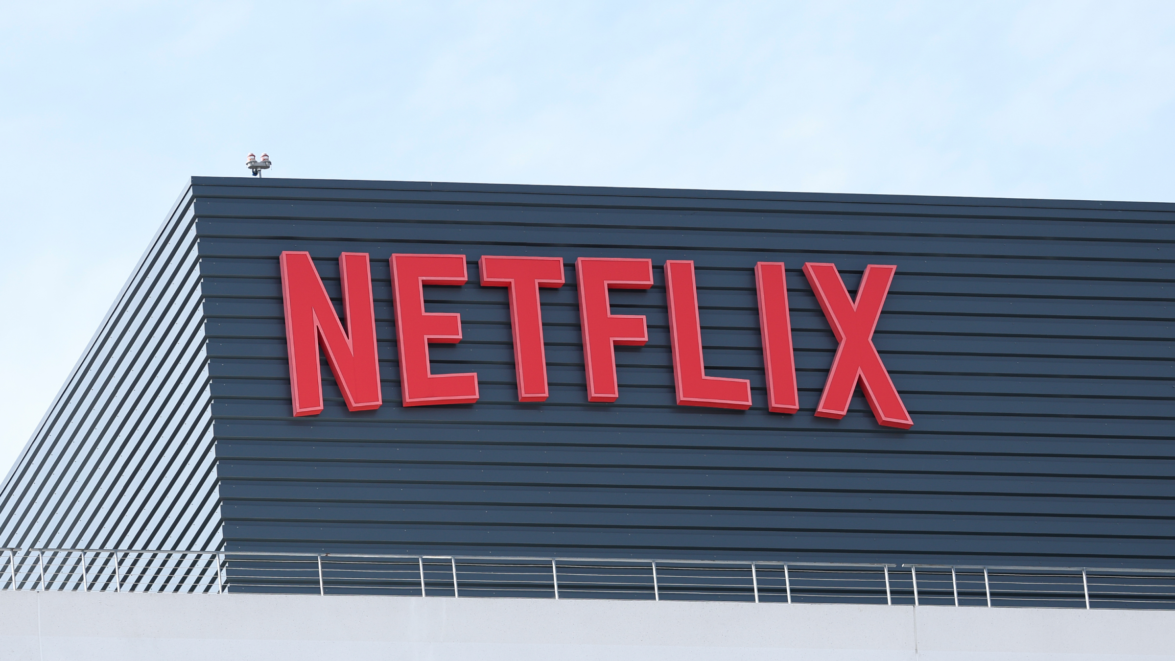 Das Netflix Logo an einem Bürogebäude in Los Angeles