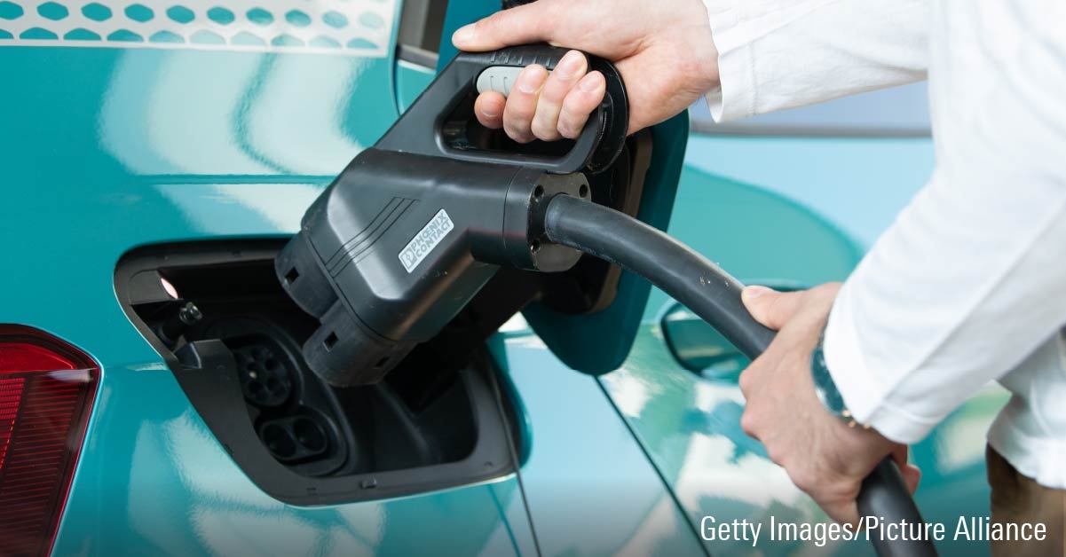 Un véhicule électrique à batterie branché à une station de recharge.