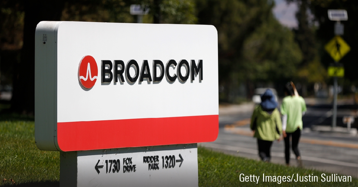 Un panneau est affich&eacute; devant les bureaux de Broadcom le 3 juin 2021 &agrave; San Jose, en Californie.