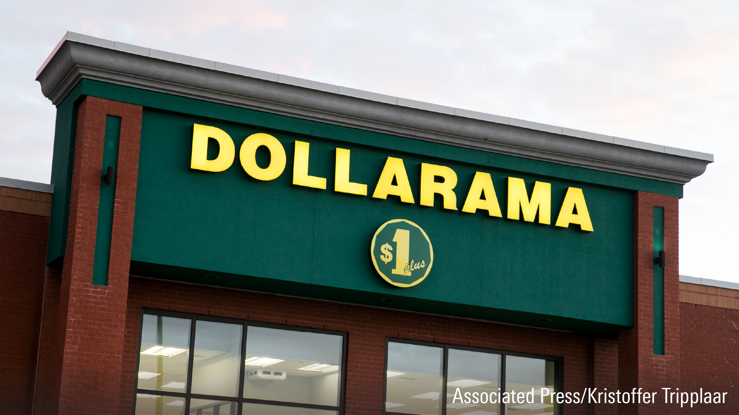 Enseigne avec logo &agrave; l'ext&eacute;rieur d'un magasin de d&eacute;tail Dollarama &agrave; Saint-Bruno-de-Montarville, Qu&eacute;bec, Canada.
