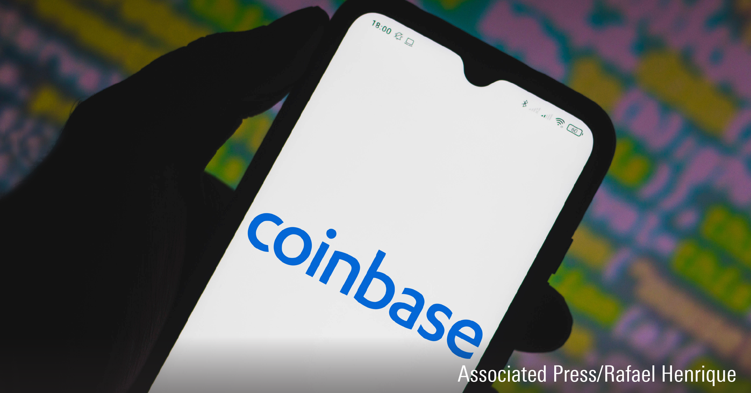 Sur cette photo d&apos;illustration, le logo de Coinbase est affich&eacute; sur un smartphone.