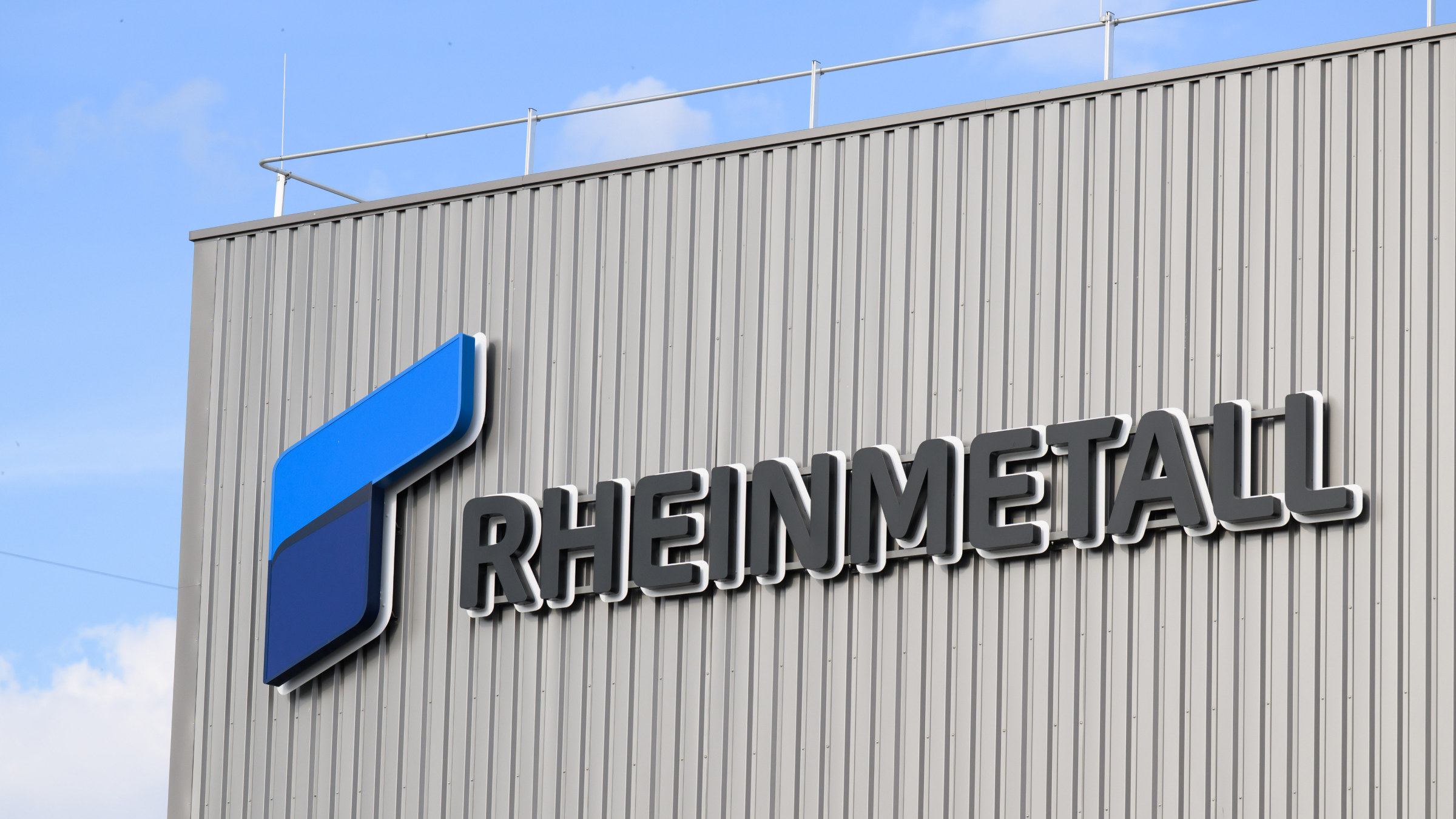 An Rheinmetalls neuem Artilleriewerk ist ein Logo angebracht.