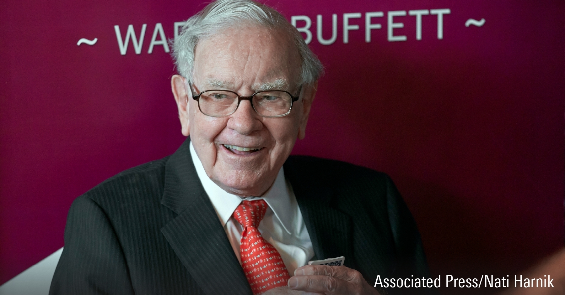 Warren Buffett, pr&eacute;sident et chef de la direction de Berkshire Hathaway, ler n&auml;r han spelar bridge efter Berkshire Hathaways &aring;rliga bolagsst&auml;mma i Omaha, Neb.