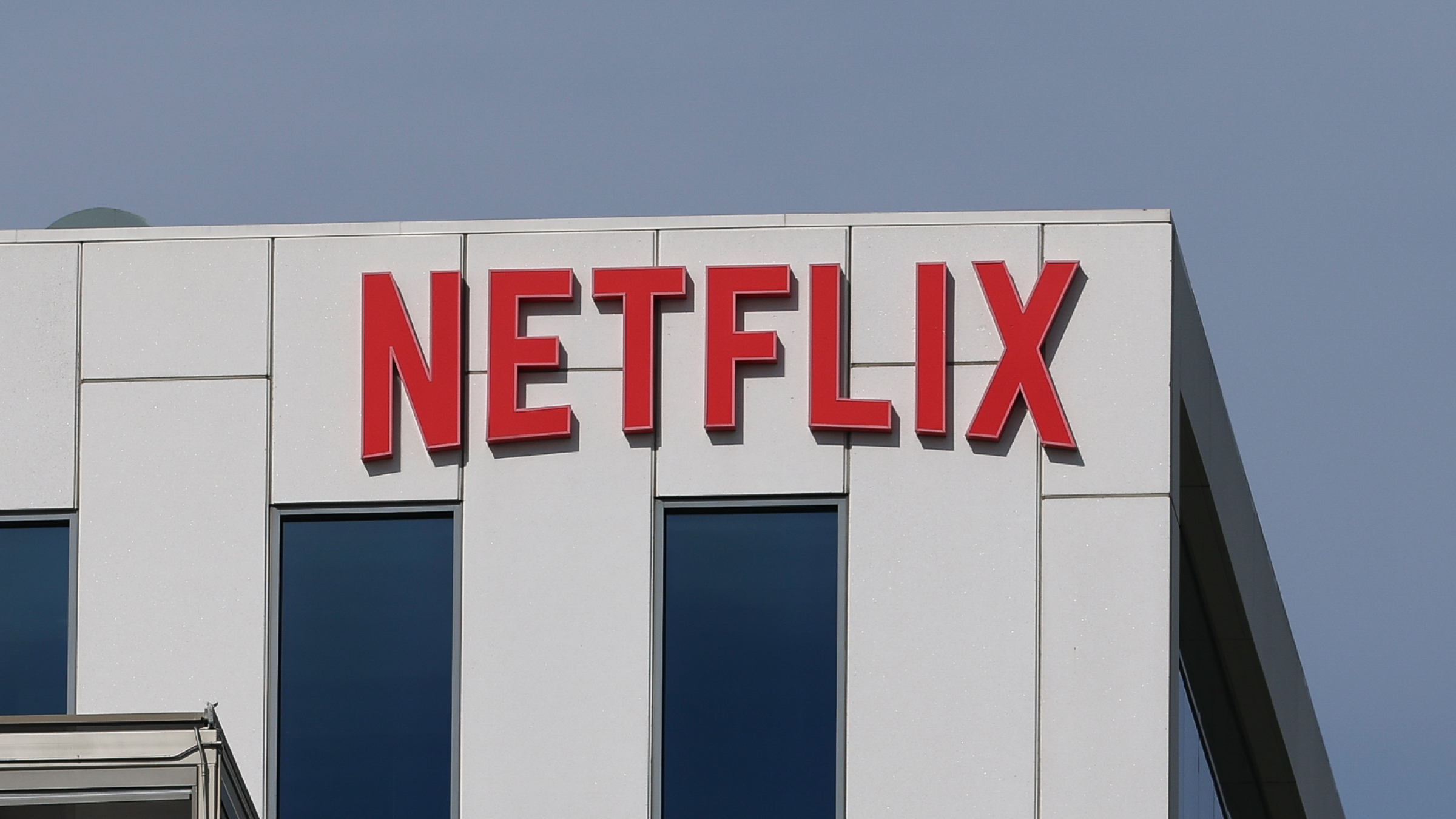 Netflix-logotypen syns på en kontorsbyggnad i Los Angeles, Kalifornien.