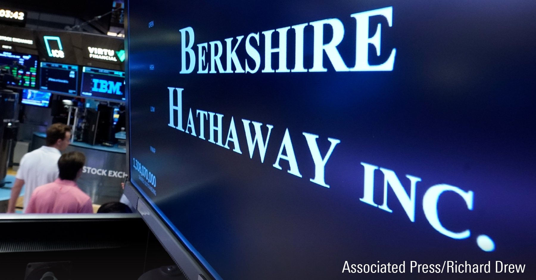 Logotypes f&ouml;r Berkshire Hathaway Inc. visas vid en handelspost p&aring; golvet p&aring; New York Stock Exchange, 30 augusti 2023.