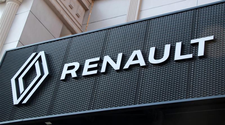 Il logo Renault aggiornato su un frontespizio di un edificio, con dietro una struttura in pietra