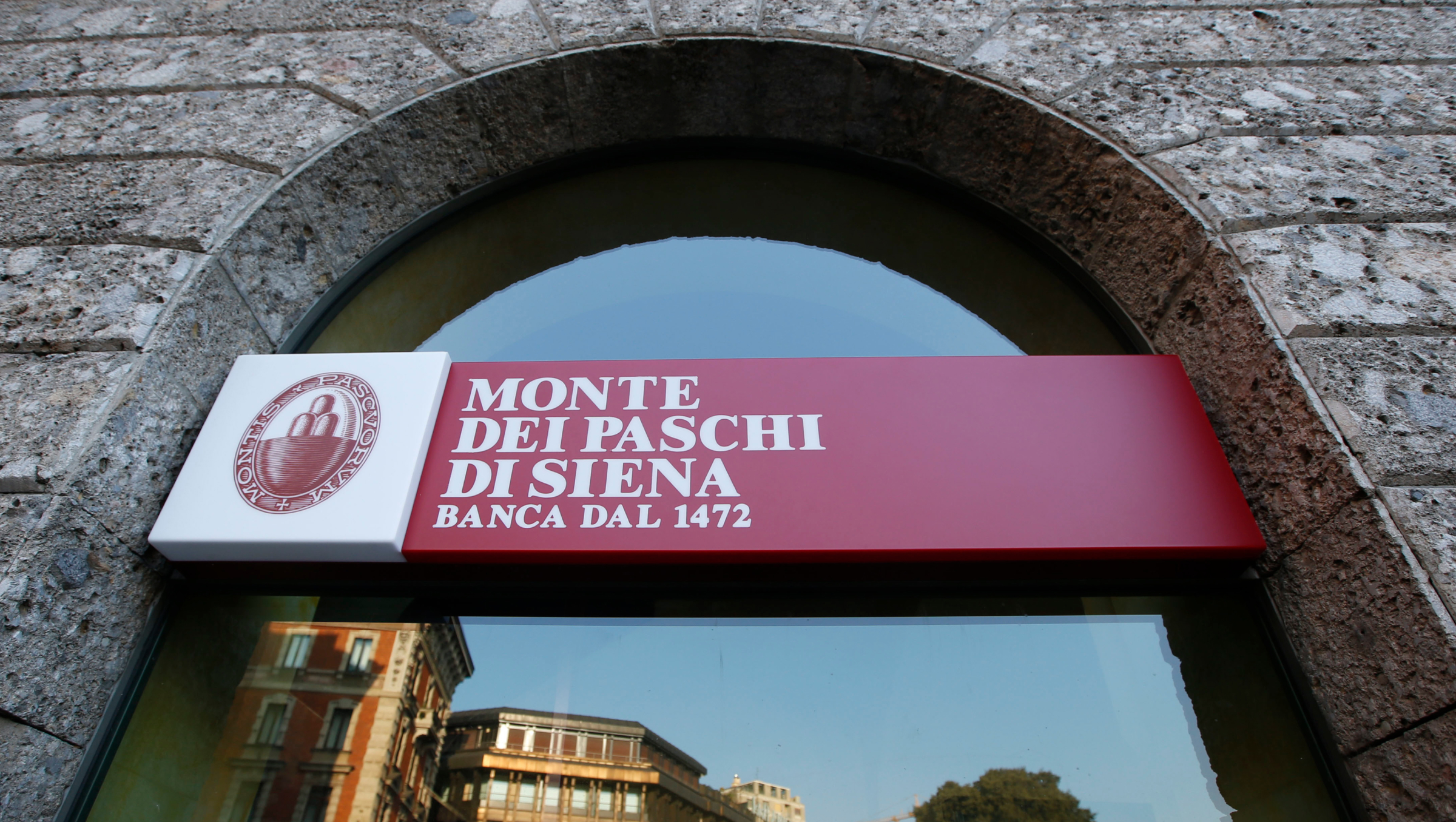 Una veduta di una filiale della banca “Monte dei Paschi di Siena” a Milano, in Italia.