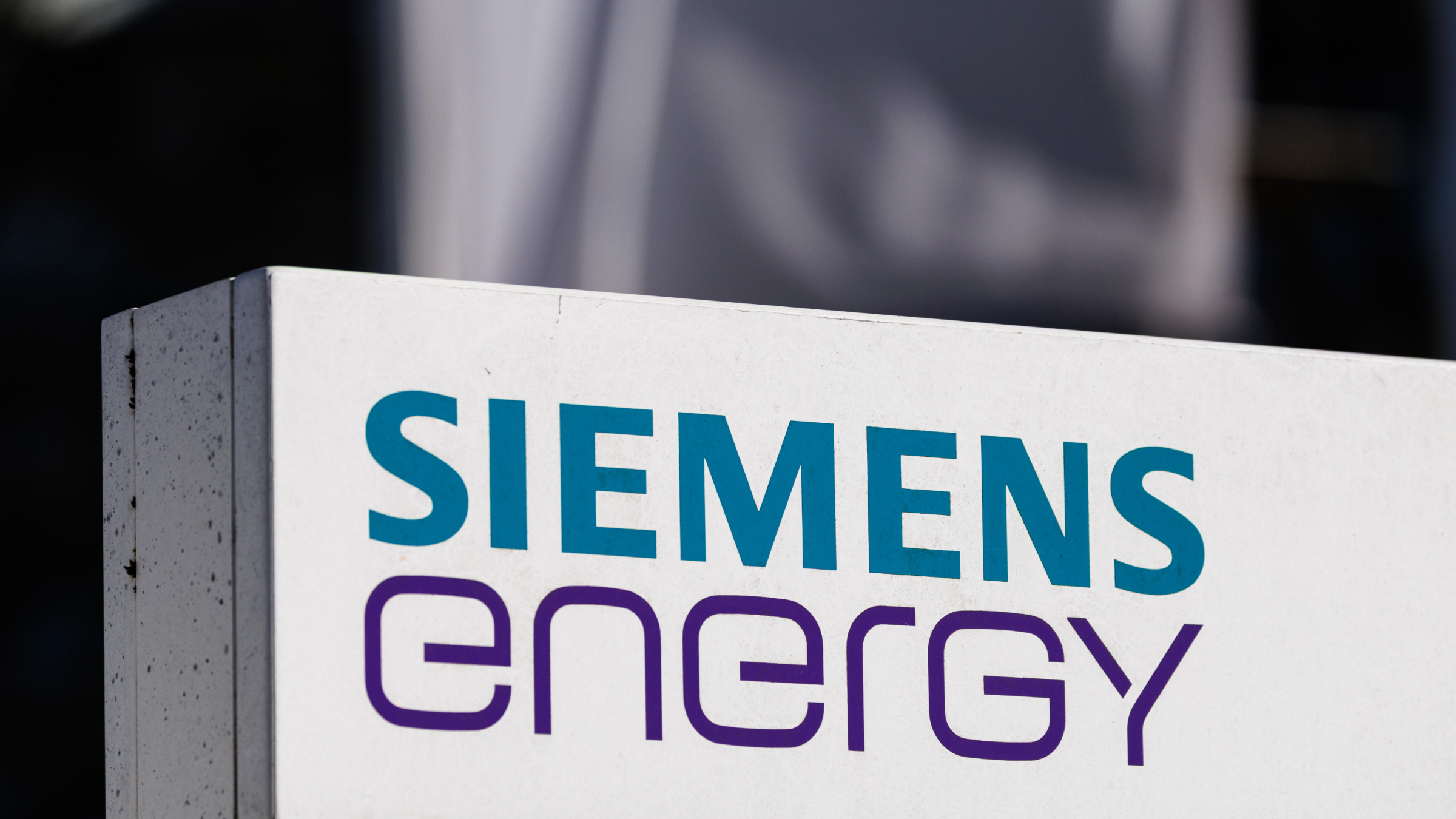 Das Siemens Energy-Logo auf einer Stele an einem Standort des Unternehmens.