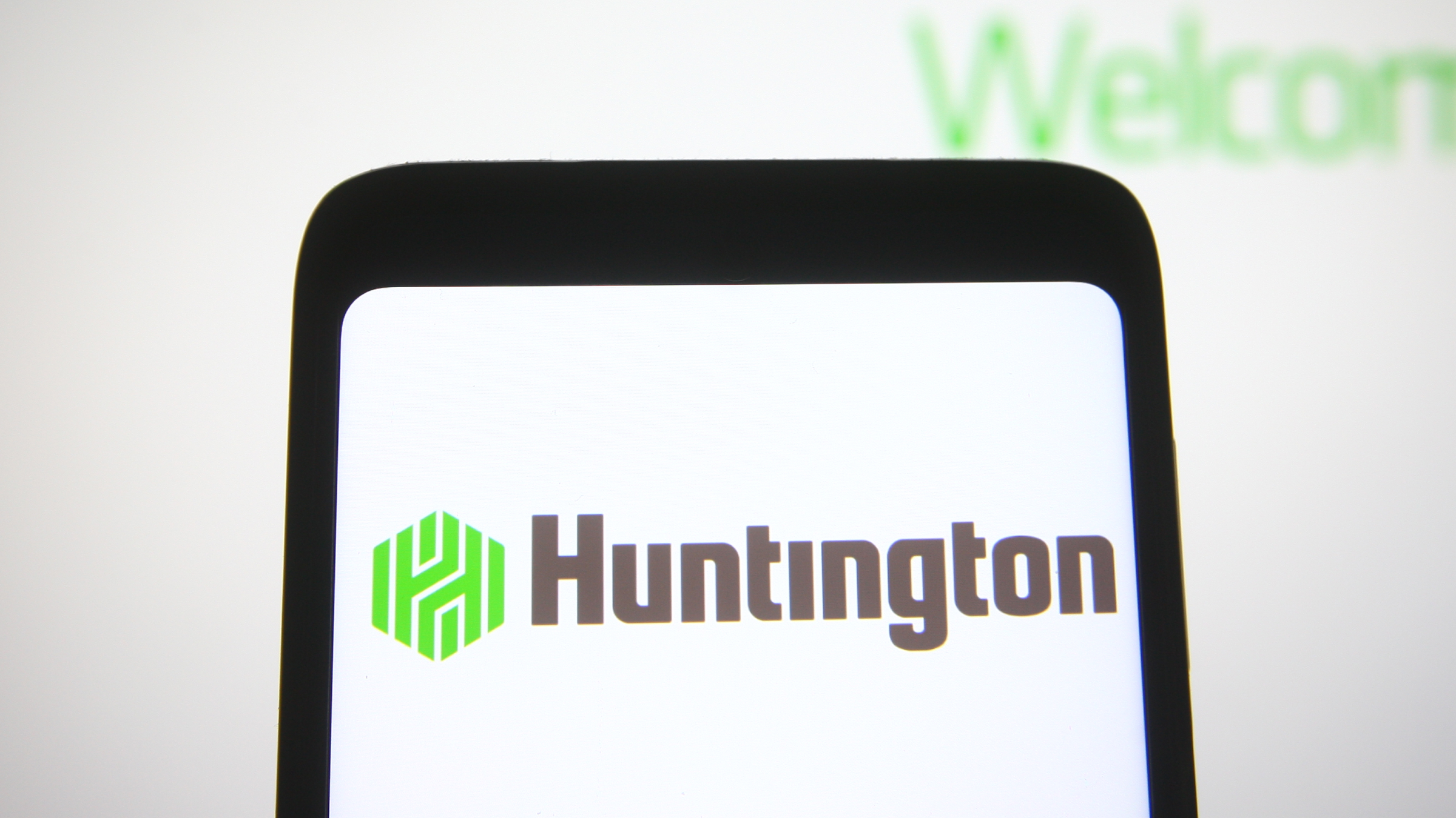 Il logo Huntington Bancshares della holding bancaria statunitense visualizzato su uno smartphone.