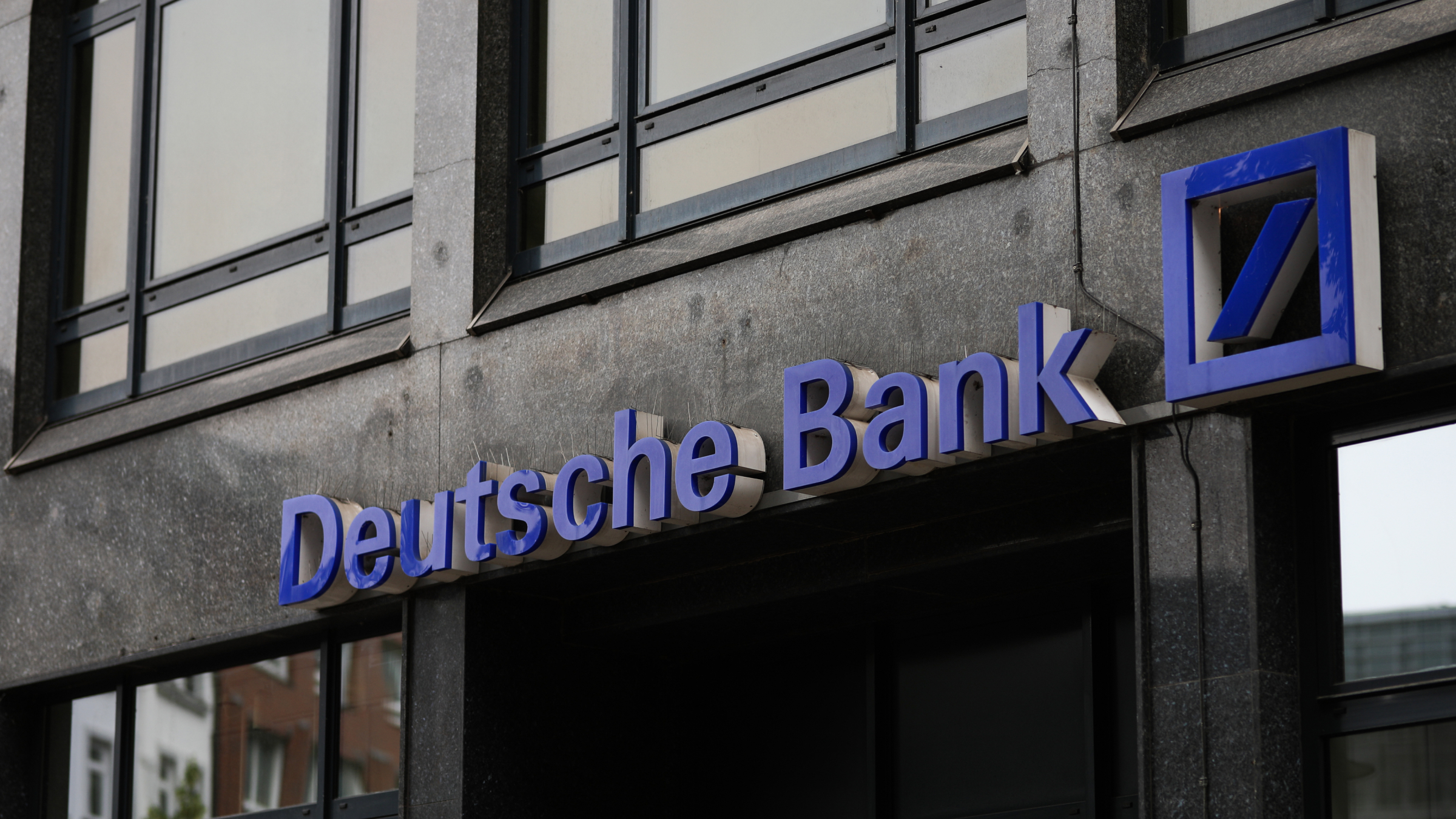 Un letrero del Deutsche Bank en la fachada de un edificio.