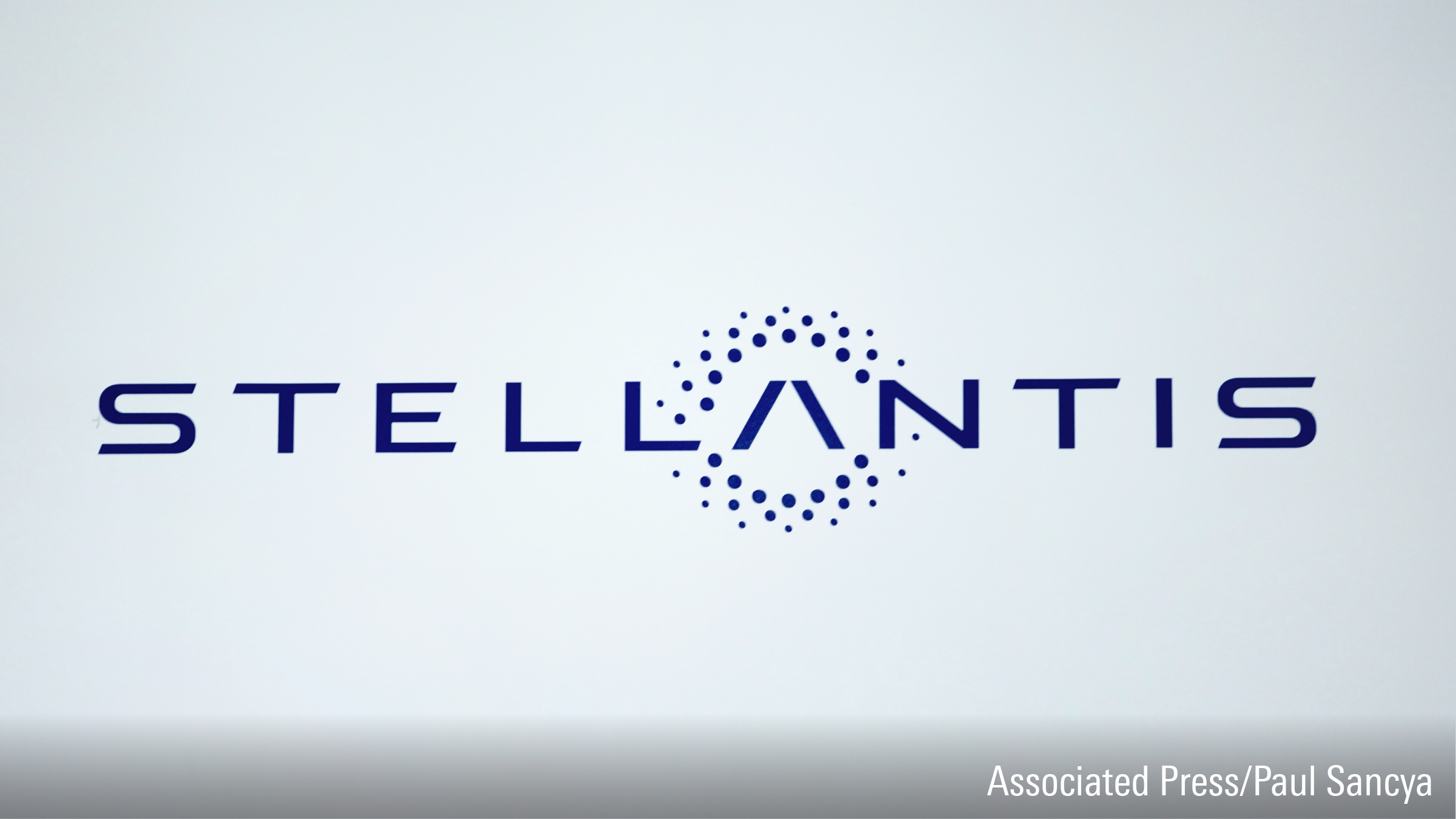 Le logo Stellantis est pr&eacute;sent&eacute; au Salon international de l&apos;automobile d&apos;Am&eacute;rique du Nord.