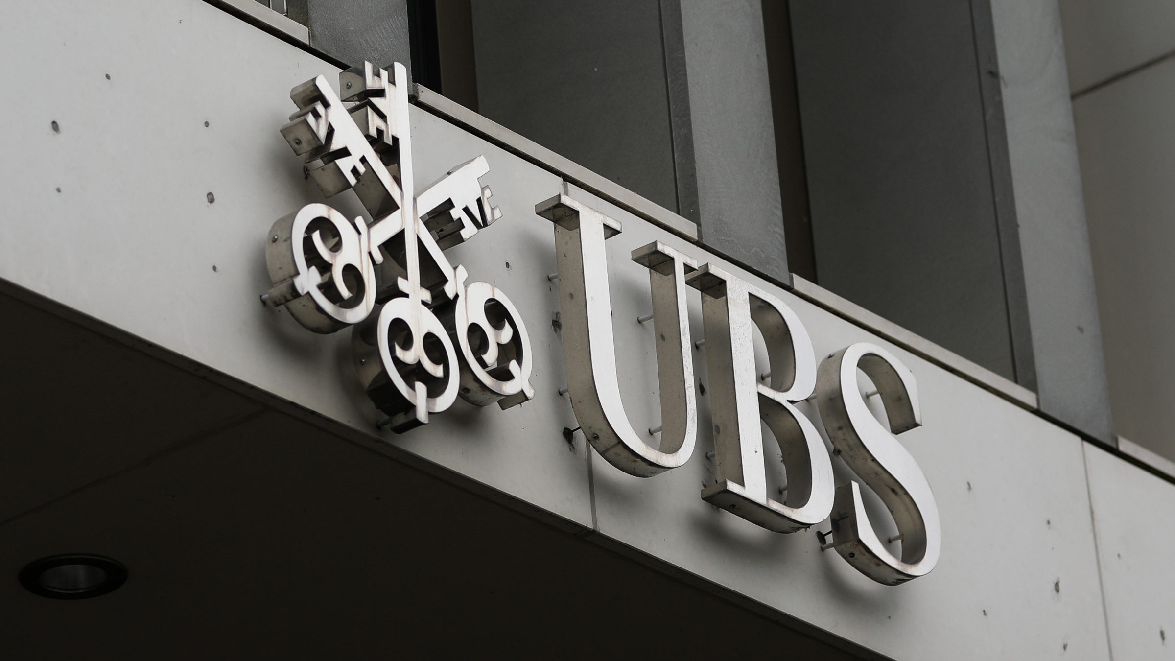 UBS Logo an einem Firmengebäude