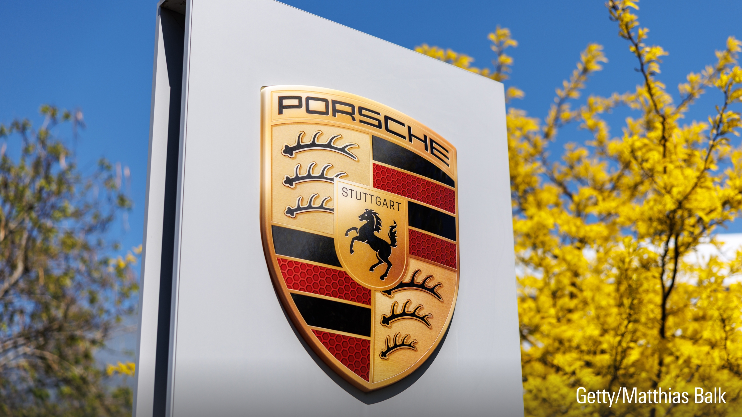 Le logo de la marque et le lettrage du constructeur automobile Porsche sont visibles dans une succursale de la société à Munich.