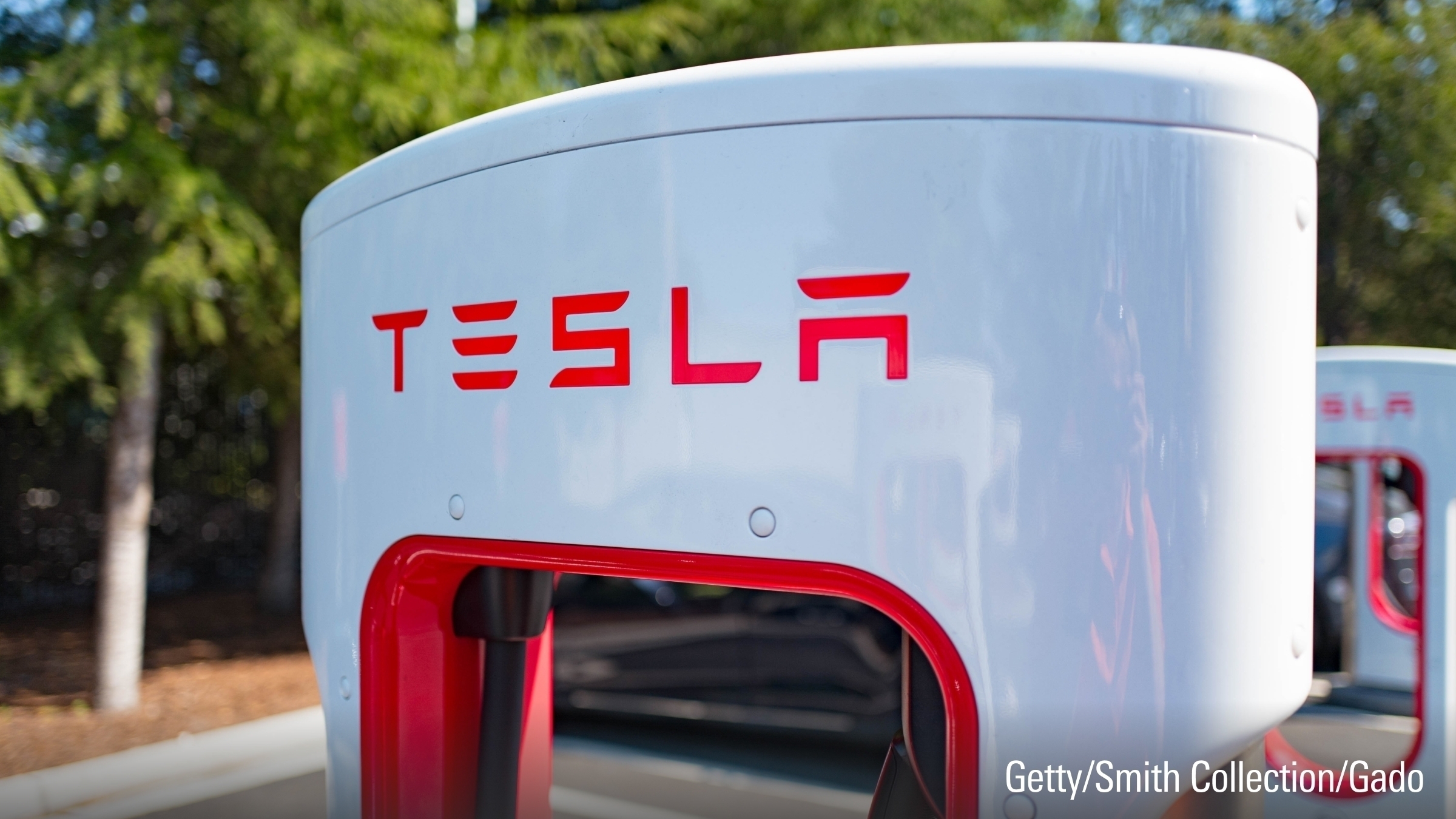 Ladeapparat med Tesla-logotyp på en Supercharger-Schnellladestation för elektrofordonsföretaget Tesla Motors.