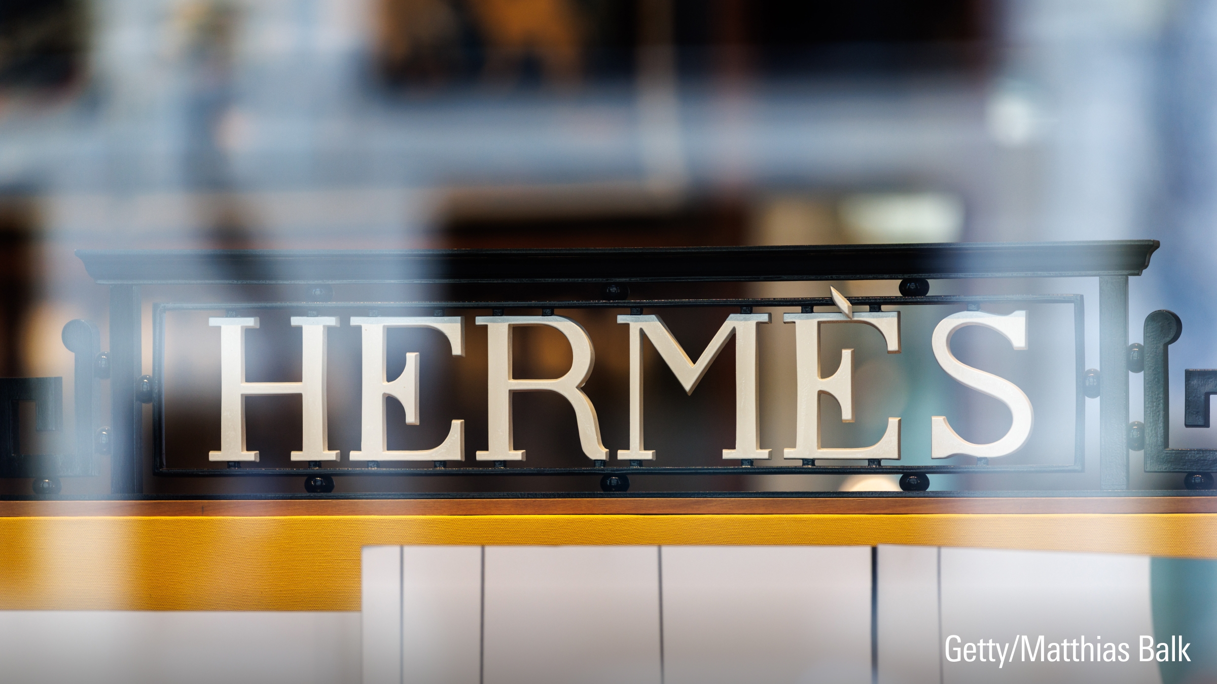 Le logo et le lettrage de la marque Hermès sont visibles sur la façade d'un magasin de l'entreprise.