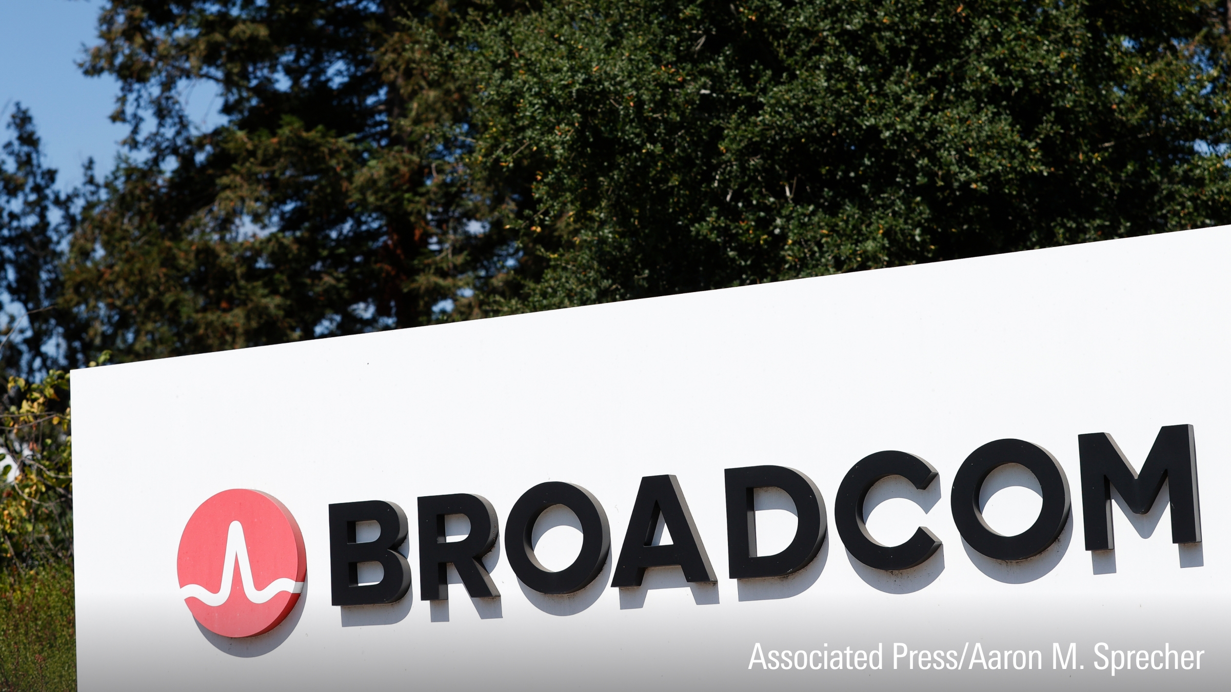 Panneau de Broadcom Inc. à l'extérieur du siège de la société