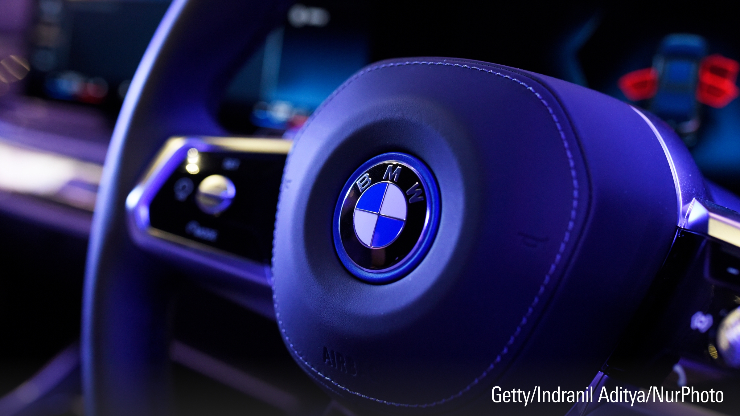 Ein BMW Logo für das Elektroauto BMW i7.